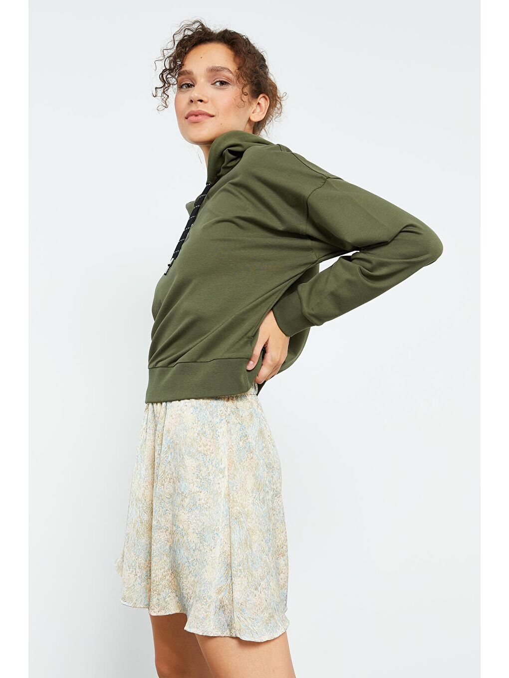 Haki Uzun Kol Rahat Form Kapüşonlu Kadın Sweatshirt - 97115-4
