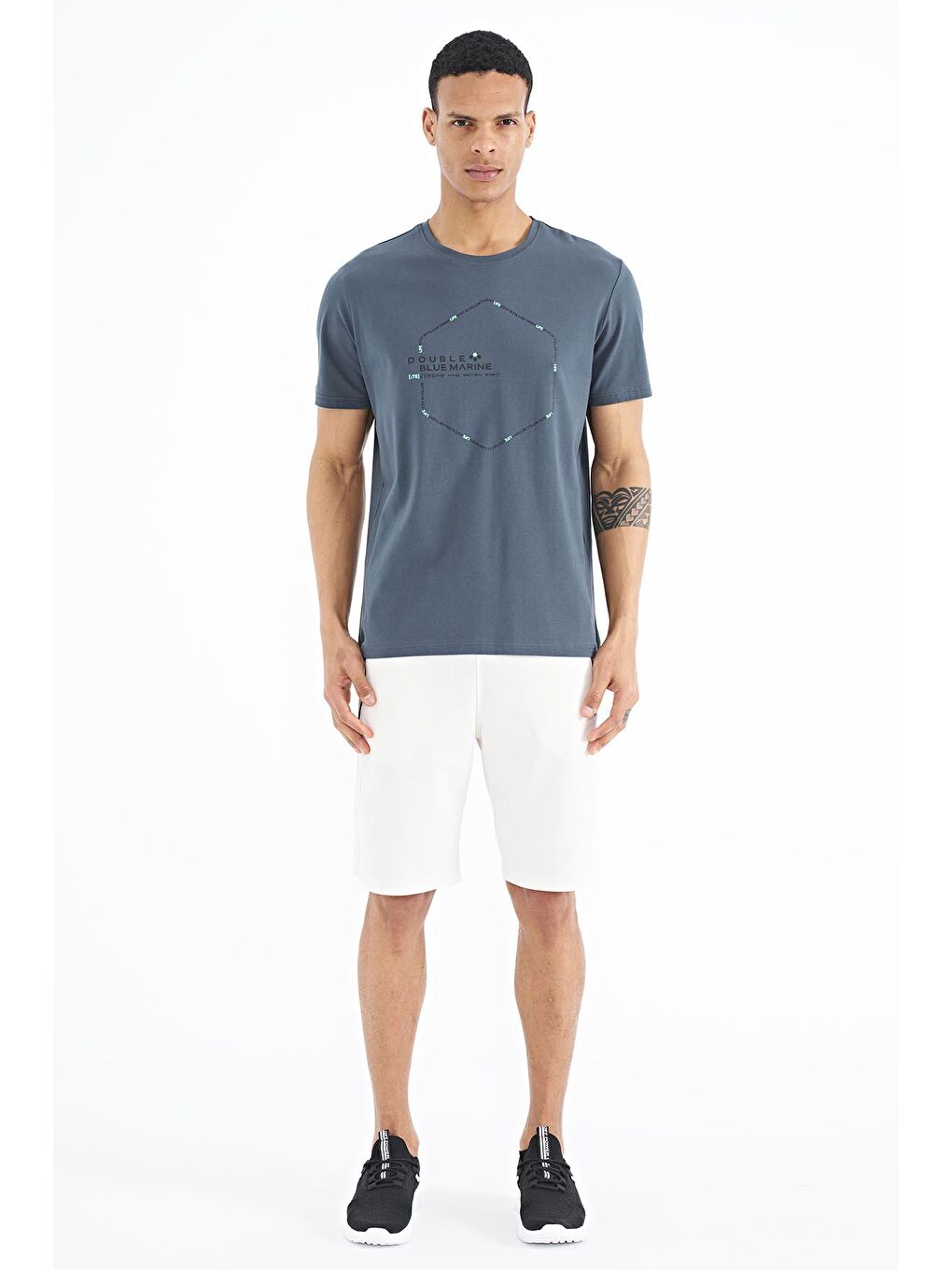 Orman Yeşili Yazı Geometri Basklı Standart Kalıp Erkek Tişört - 88198-2