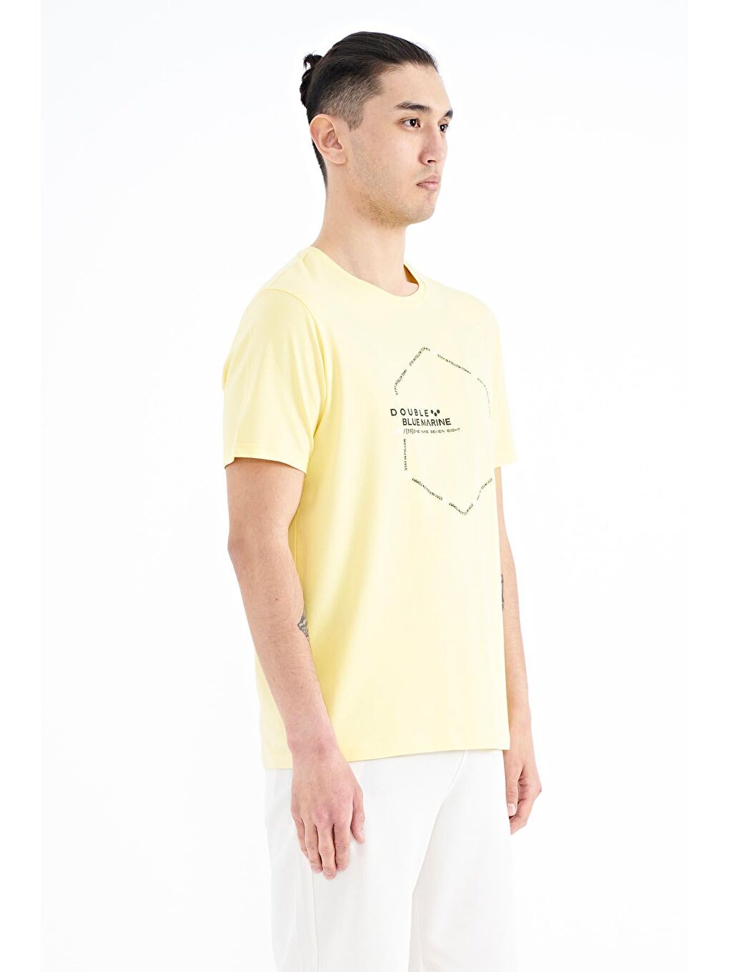 Sarı Yazı Geometri Basklı Standart Kalıp Erkek Tişört - 88198-3