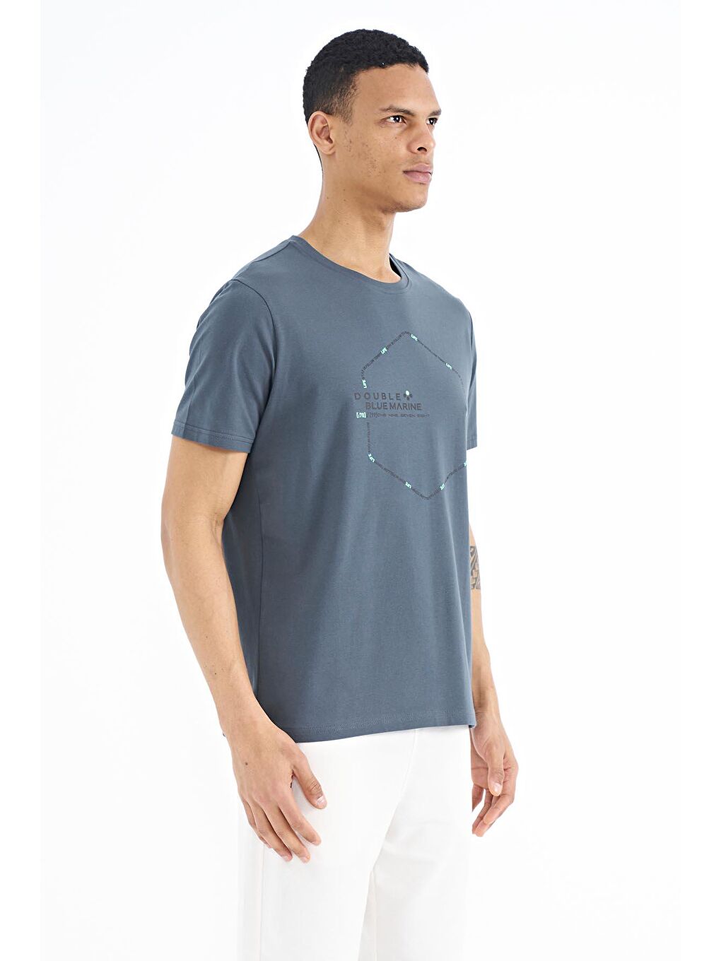 Orman Yeşili Yazı Geometri Basklı Standart Kalıp Erkek Tişört - 88198-3