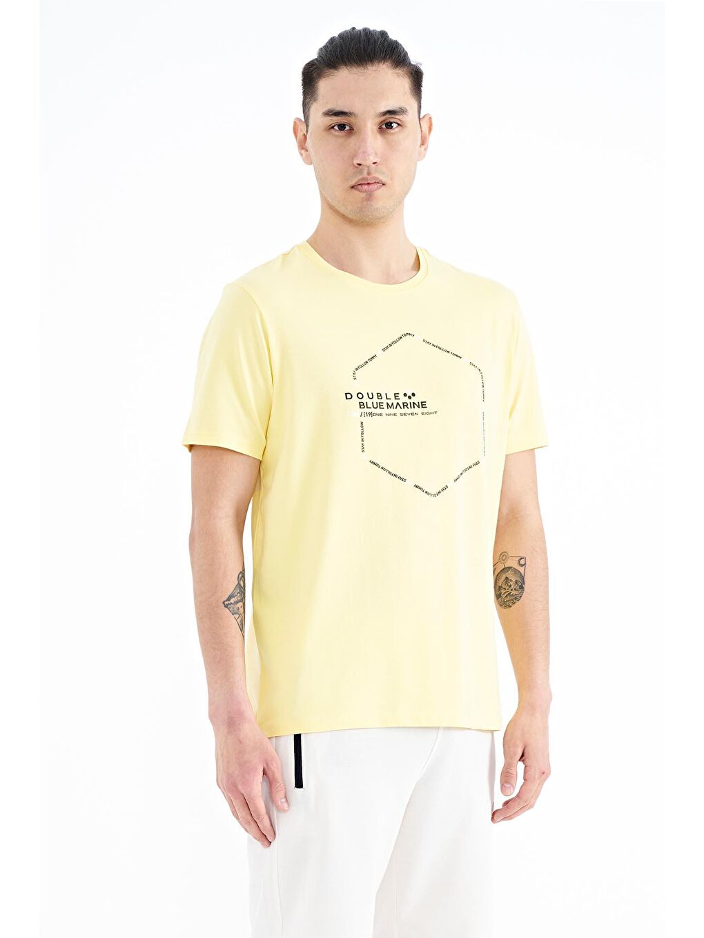 Sarı Yazı Geometri Basklı Standart Kalıp Erkek Tişört - 88198-4