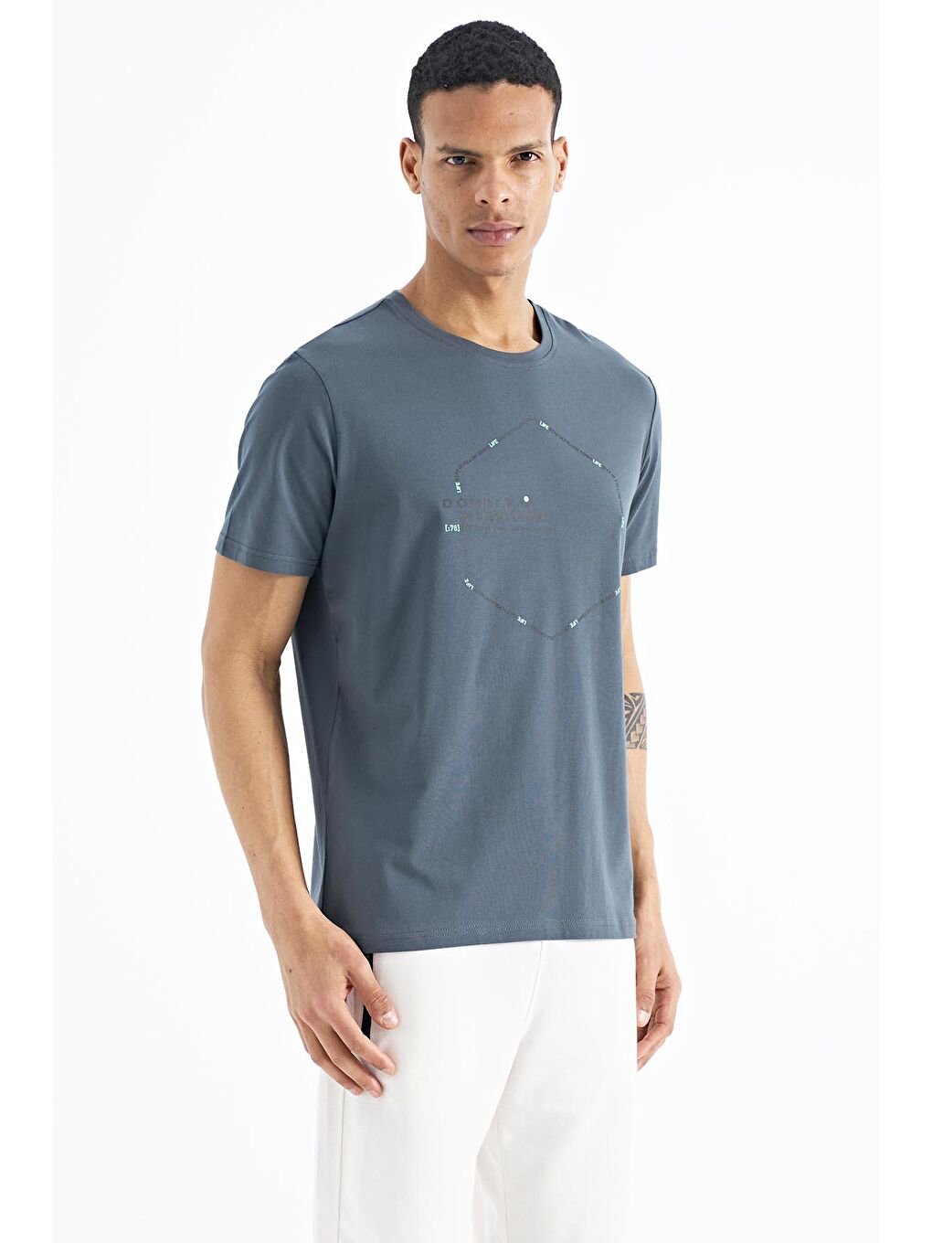 Orman Yeşili Yazı Geometri Basklı Standart Kalıp Erkek Tişört - 88198-4