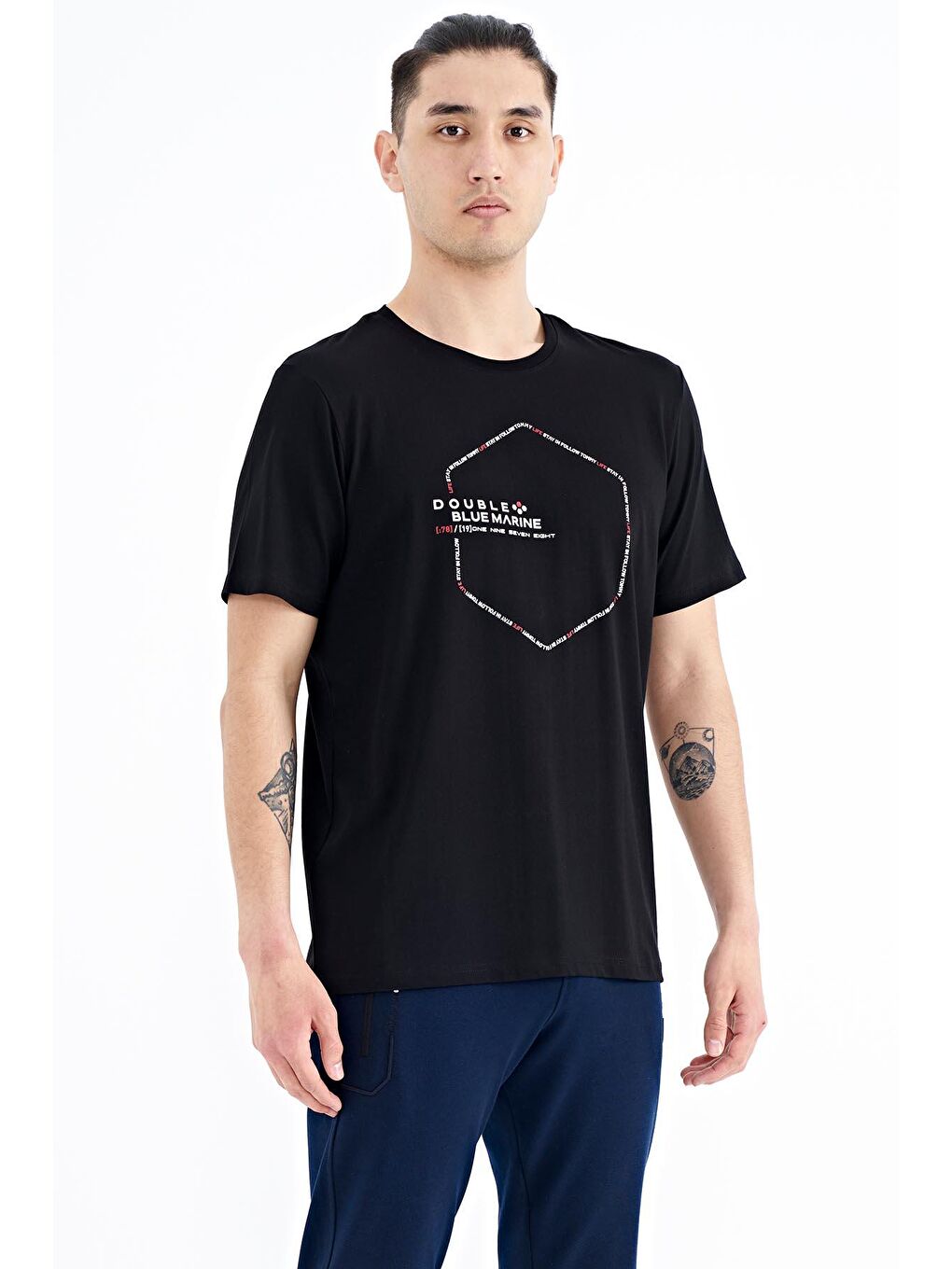 Siyah Yazı Geometri Basklı Standart Kalıp Erkek Tişört - 88198-4