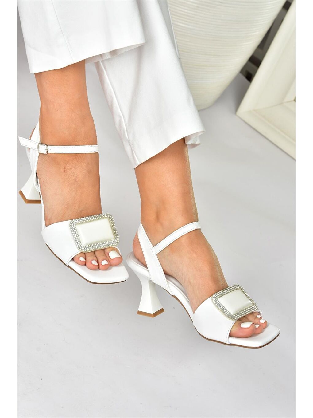 Beyaz Taşlı Kalın Topuklu Kadın Abiye Ayakkabı P252100009