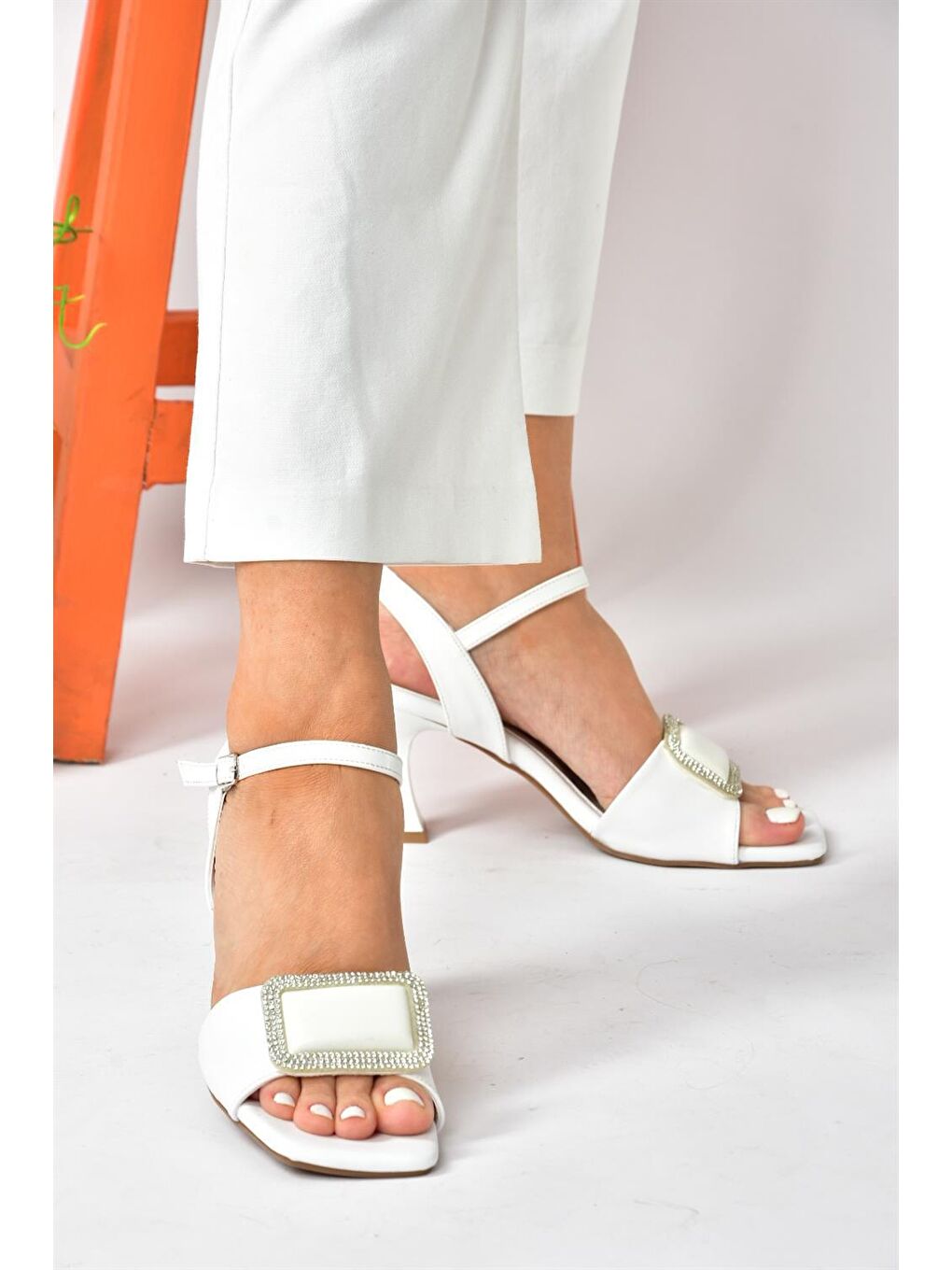 Beyaz Taşlı Kalın Topuklu Kadın Abiye Ayakkabı P252100009-1