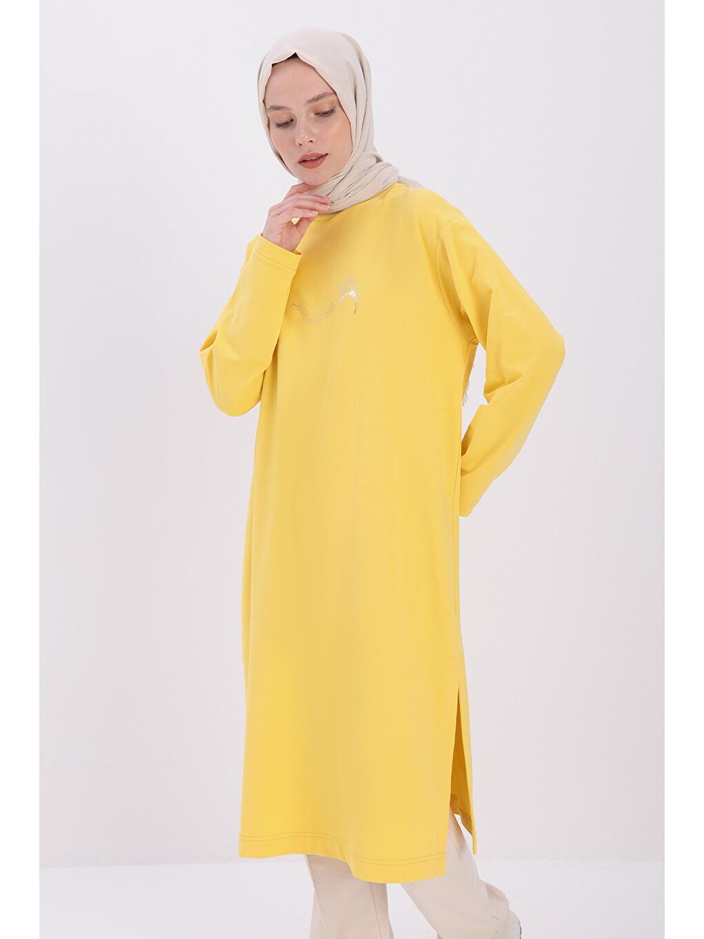 Sarı Pamuklu Yandan Yırtmaçlı Varak Baskılı Tunik