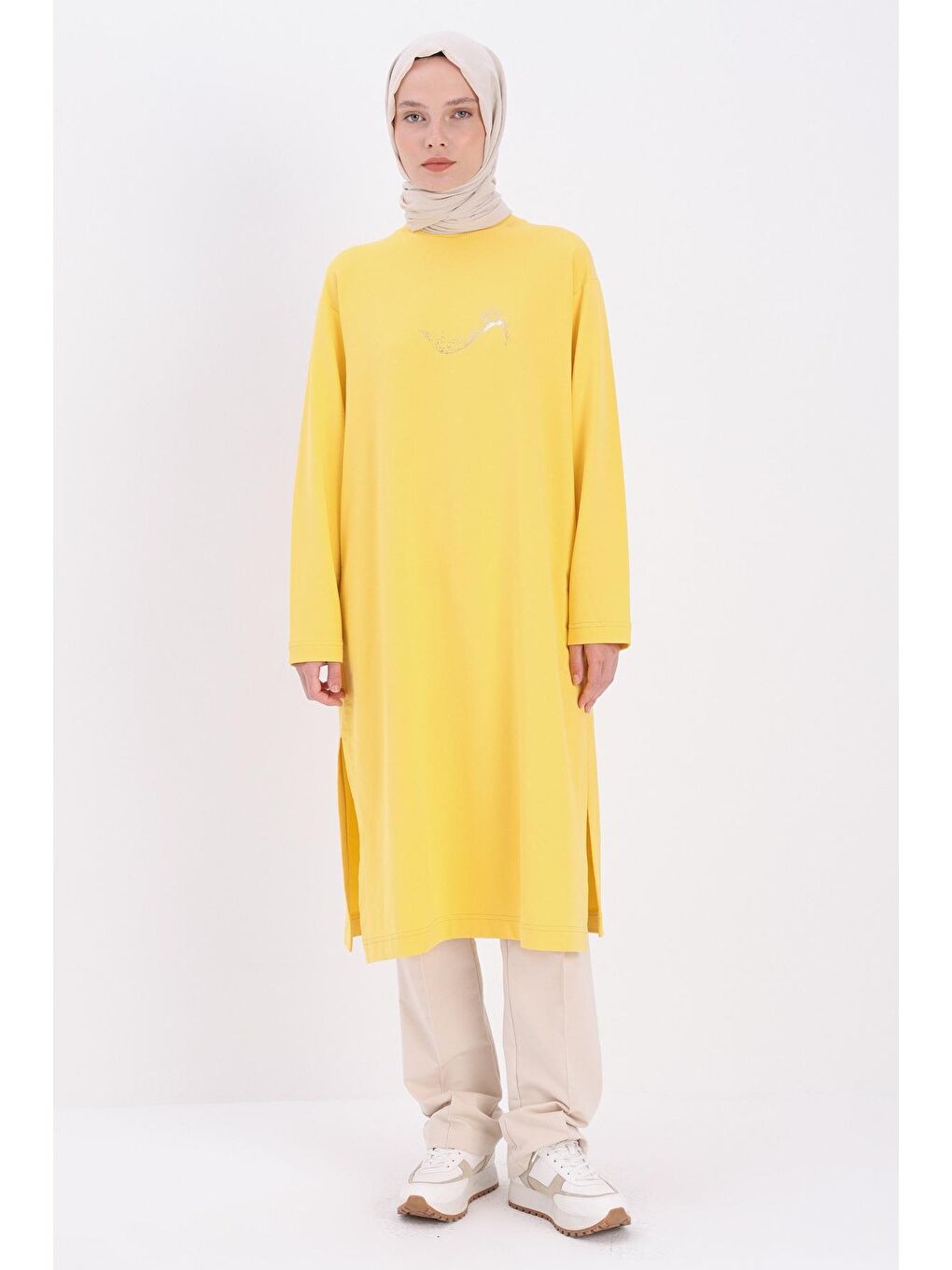 Sarı Pamuklu Yandan Yırtmaçlı Varak Baskılı Tunik-1