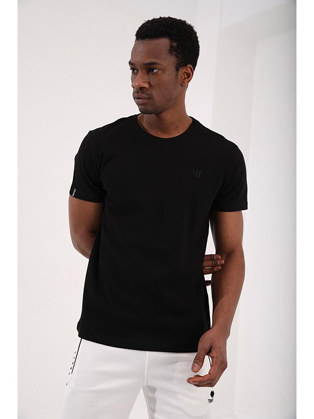 Siyah Petek Dokulu Çift Ok Logolu Standart Kalıp Bisiklet Yaka Erkek Tişört - 87921-1