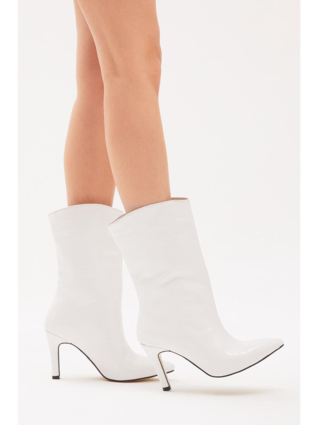Kadın Beyaz Yılan Rahat Kalıp İnce Topuklu Çizme