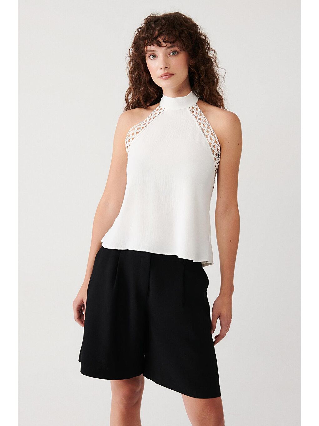 Beyaz Düz Dantel Detaylı Bluz