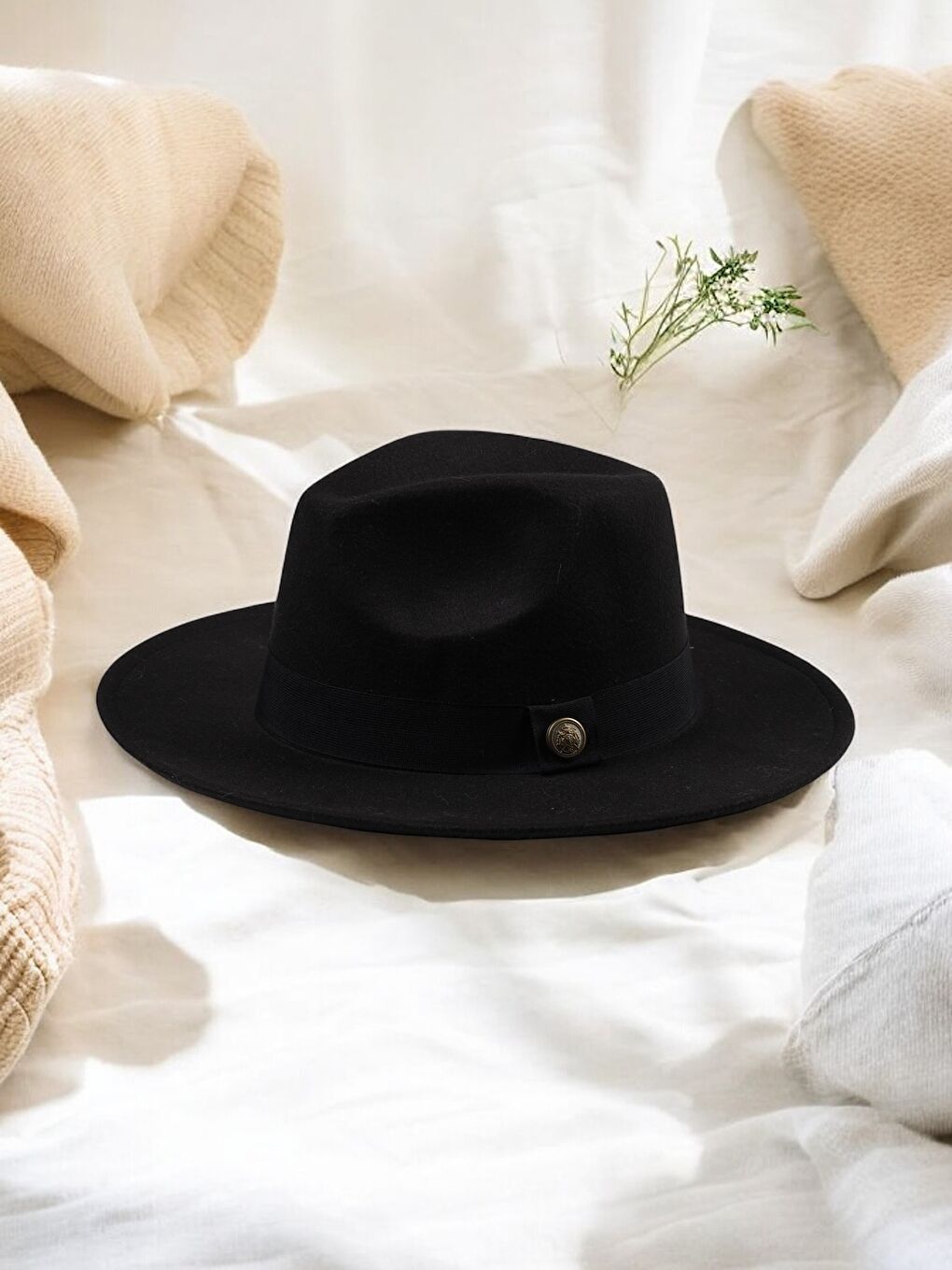 Luminos Butik Kadın Siyah Geniş Kenarlı Şapka   Altın Renk Düğmeli  Siyah Bantlı  Ve Modern Tasarım Spk1145