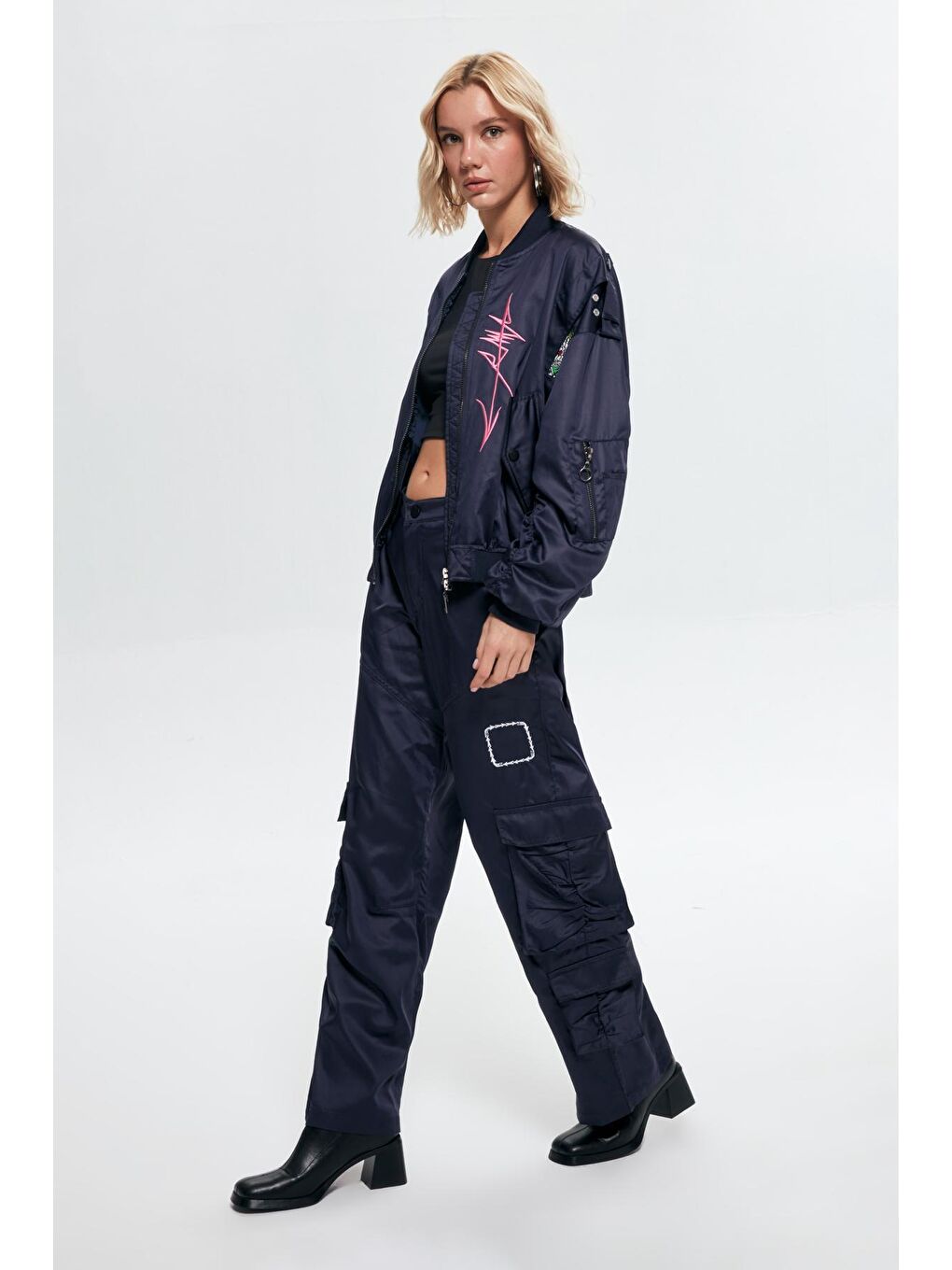 Nakış Detaylı Cepli Yüksek Bel Pantolon Lacivert