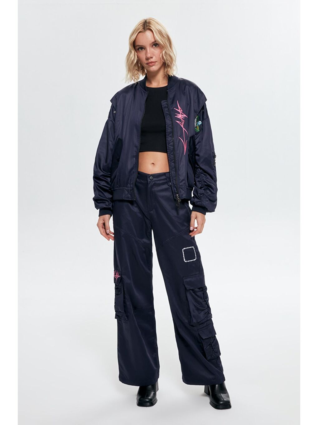 Nakış Detaylı Cepli Yüksek Bel Pantolon Lacivert-2