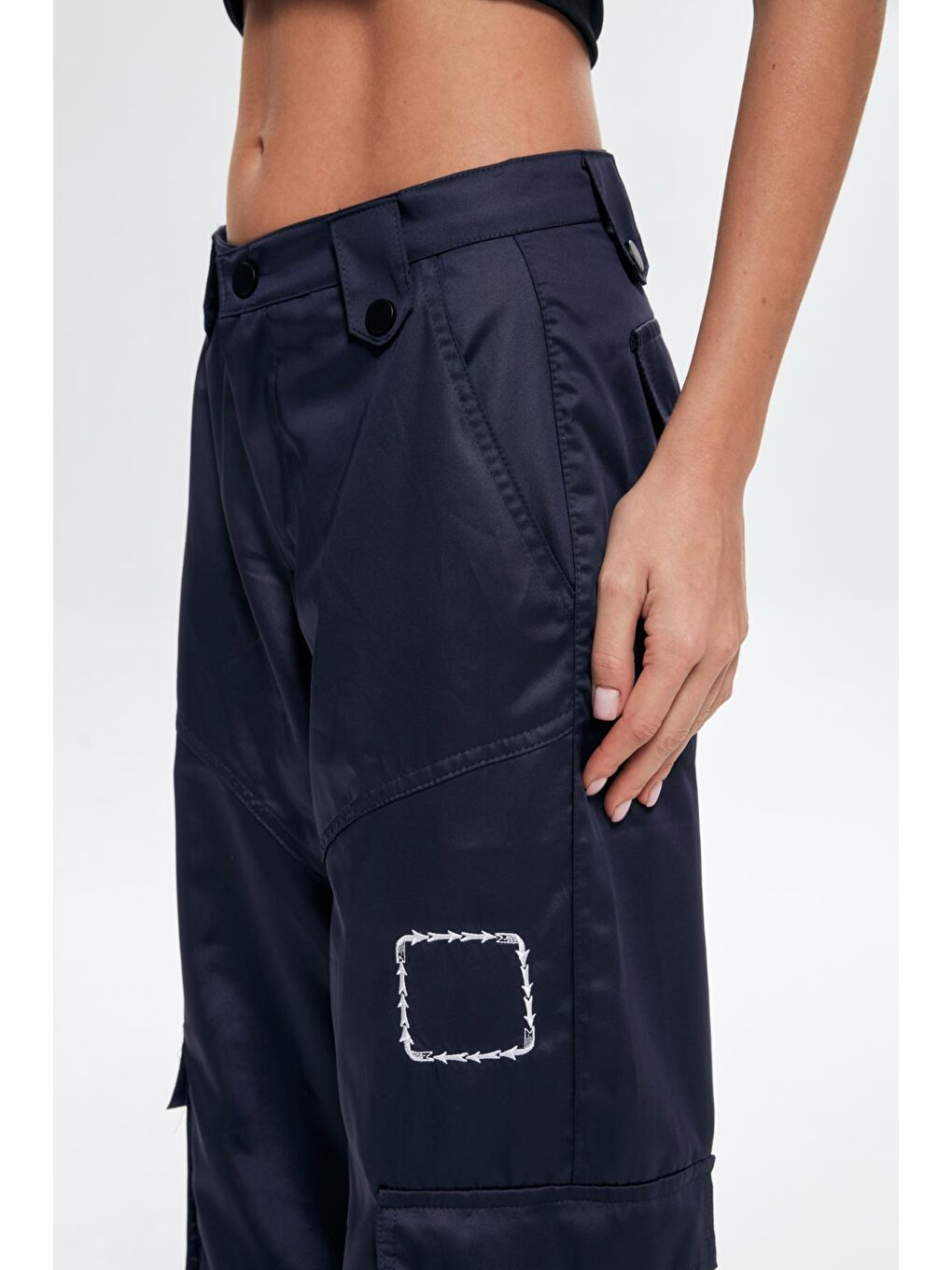 Nakış Detaylı Cepli Yüksek Bel Pantolon Lacivert-3