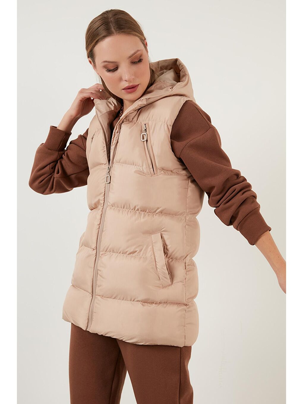 Kahverengi Kapüşonlu Cepli Regular Fit Şişme Yelek 64789677