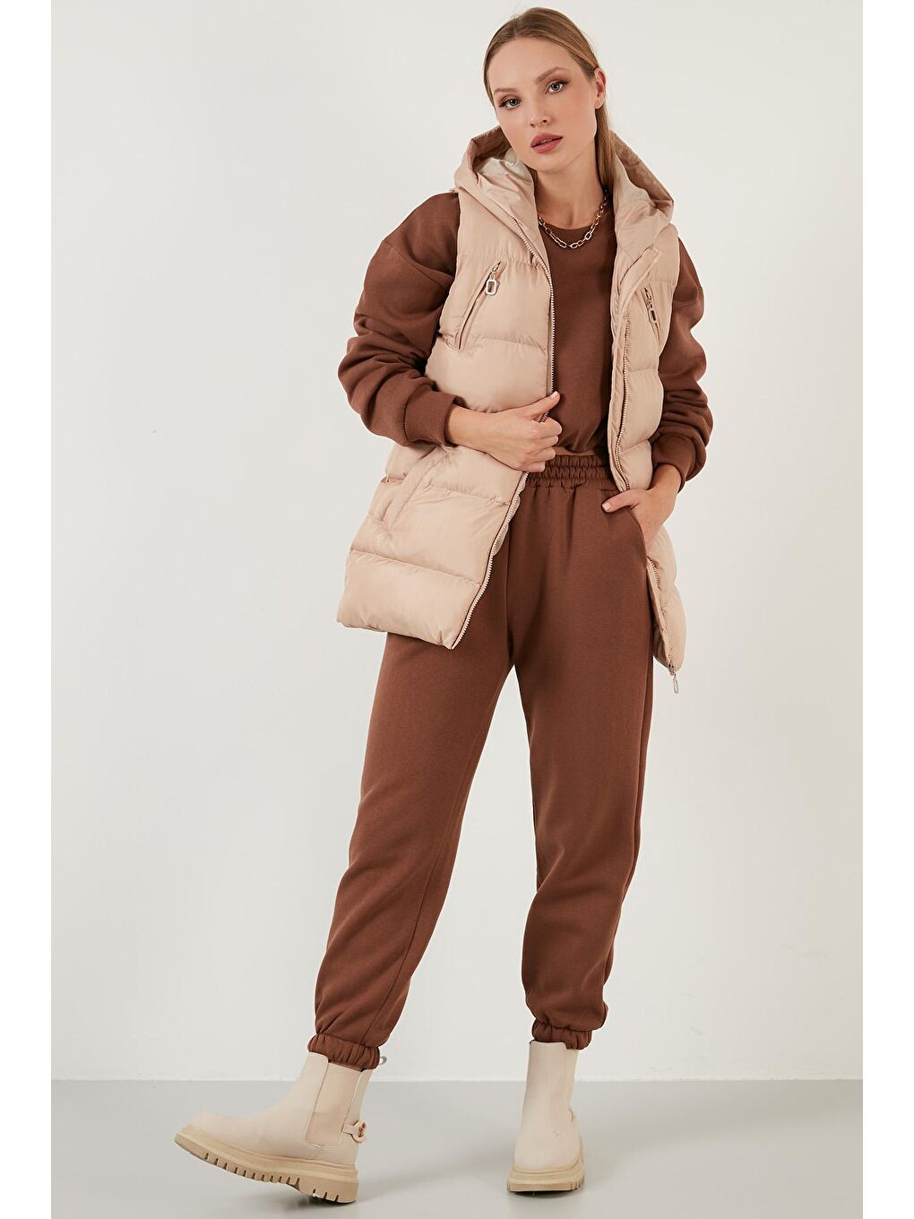 Kahverengi Kapüşonlu Cepli Regular Fit Şişme Yelek 64789677-2