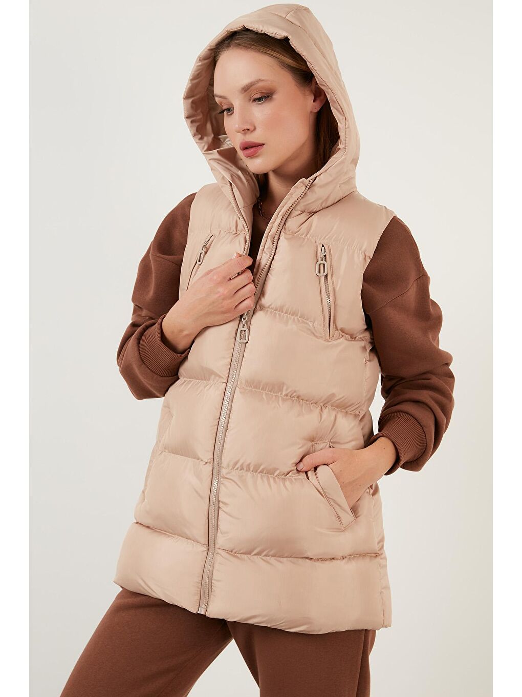 Kahverengi Kapüşonlu Cepli Regular Fit Şişme Yelek 64789677-3