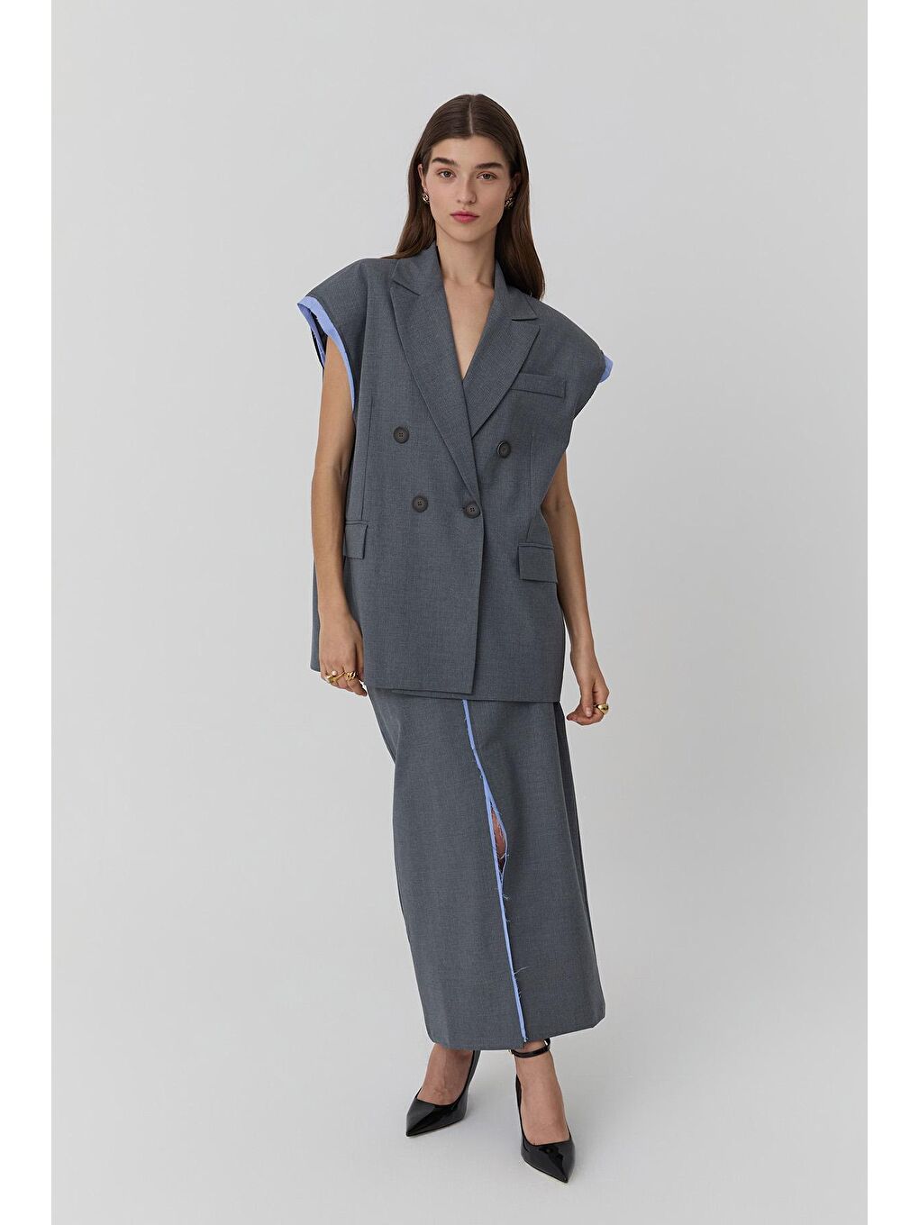 Garni Detaylı Sırt Dekolteli Düğmeli Yelek Gri