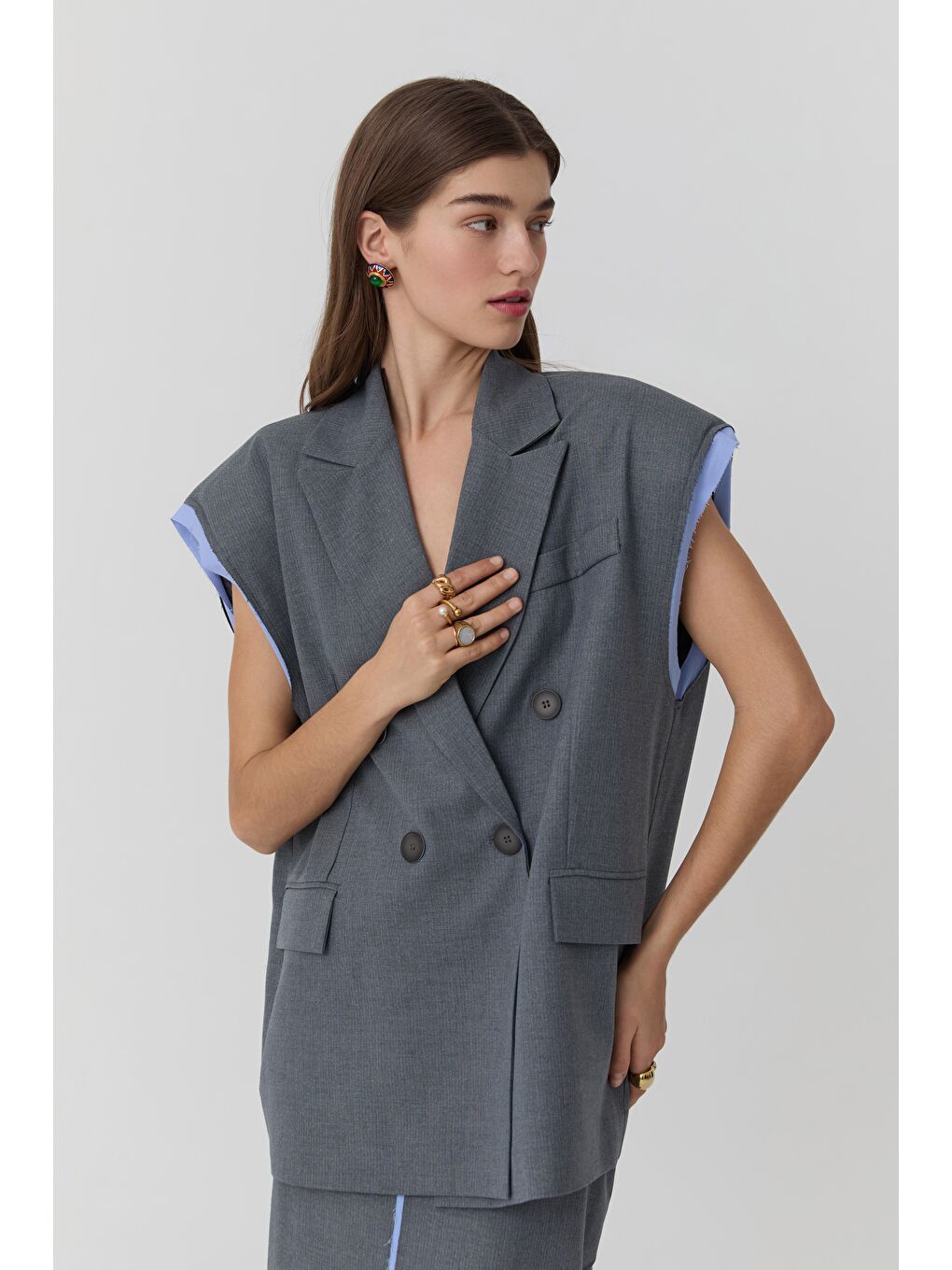 Garni Detaylı Sırt Dekolteli Düğmeli Yelek Gri-1