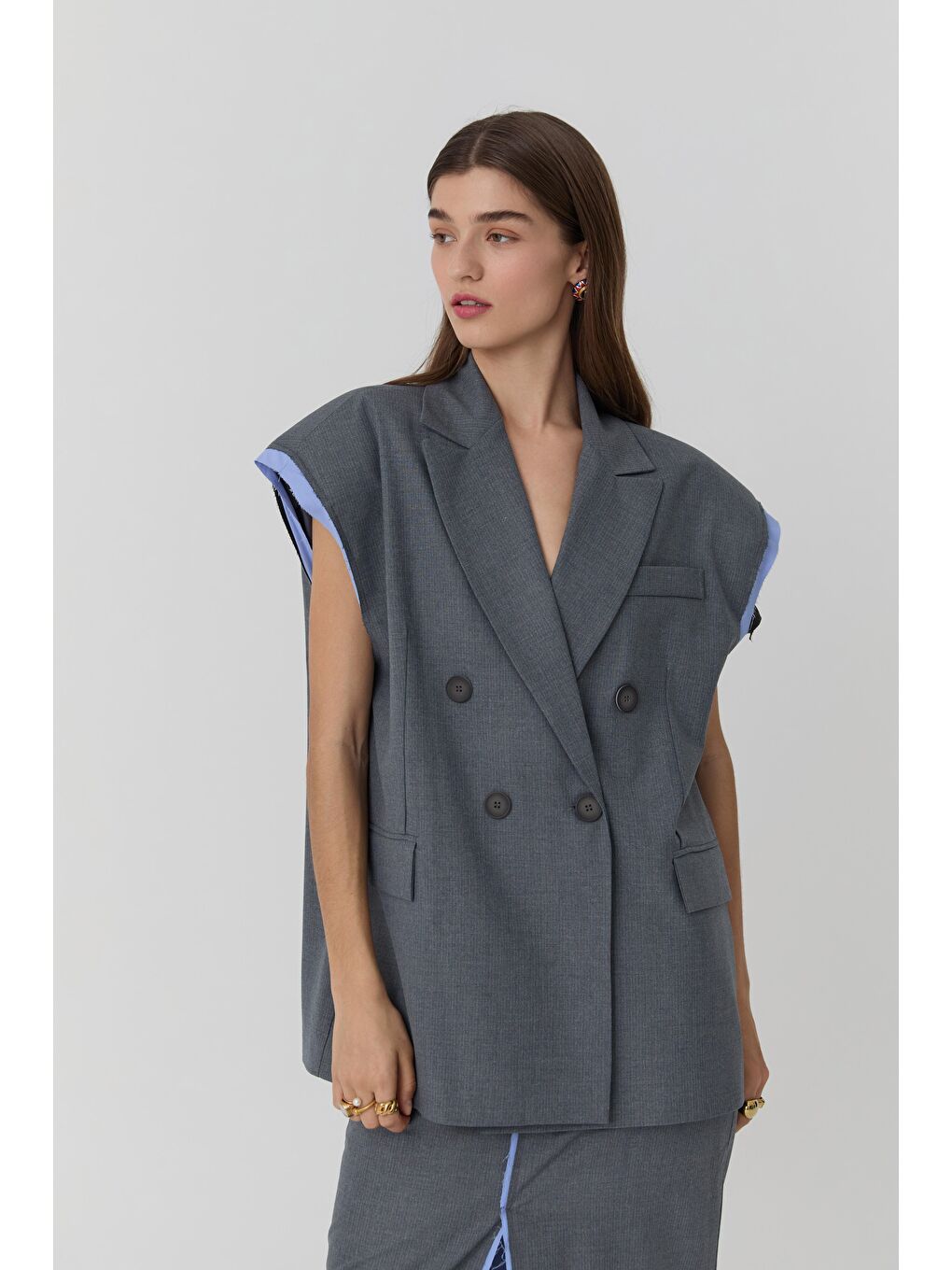 Garni Detaylı Sırt Dekolteli Düğmeli Yelek Gri-2