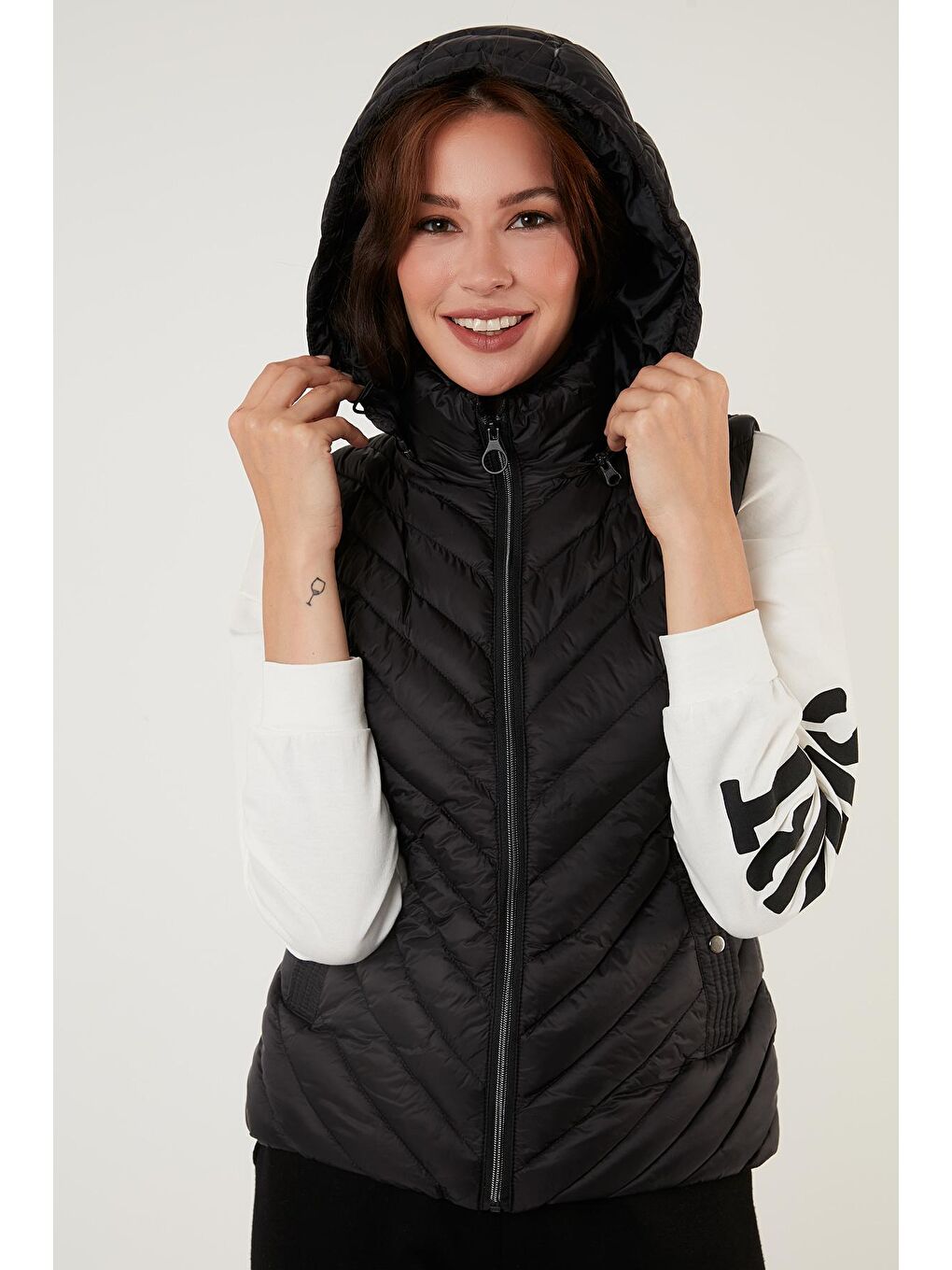 Siyah Slim Fit Fermuarlı Çıkarılabilir Kapüşonlu Şişme Yelek 497HIRA-2