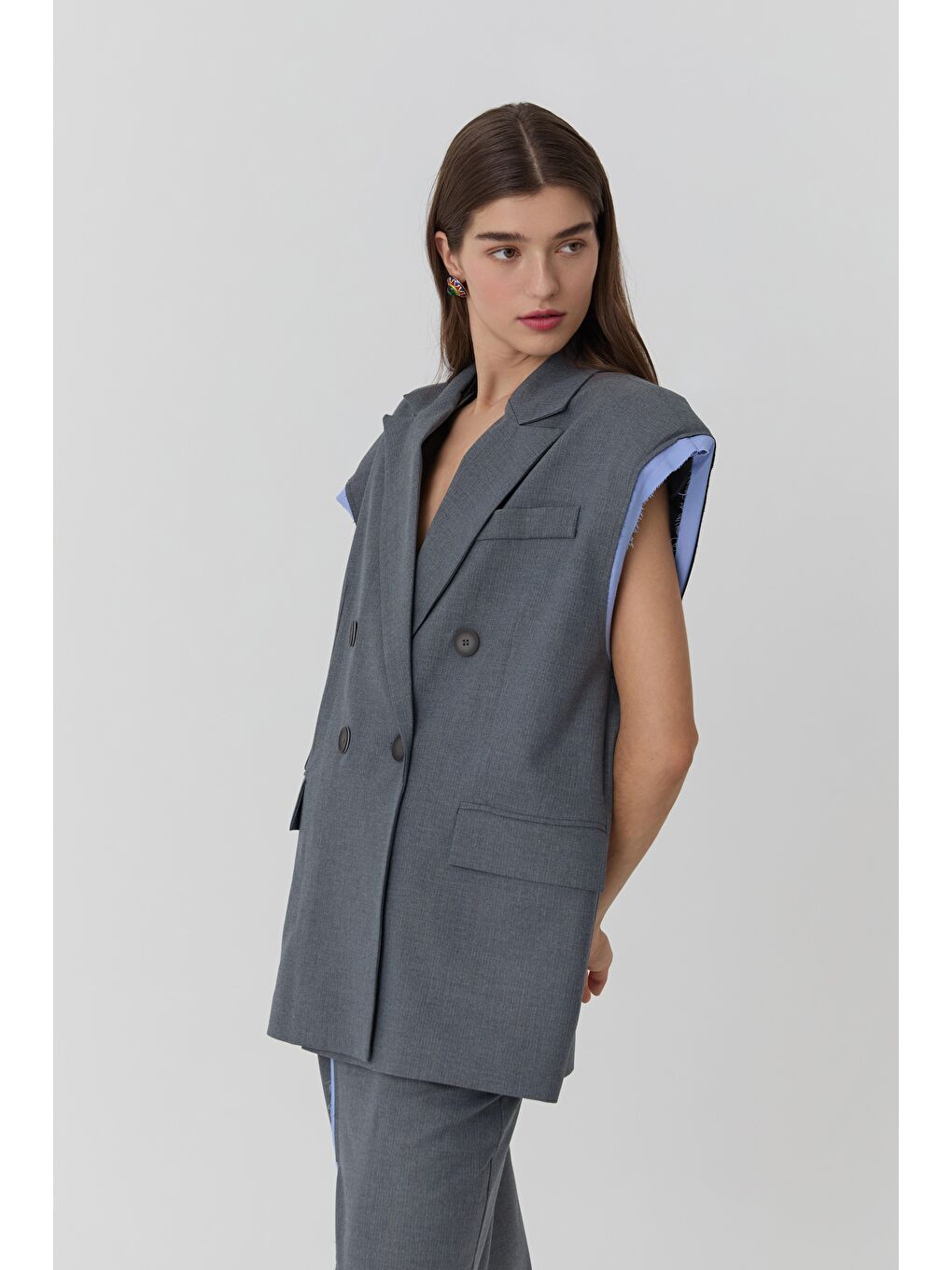 Garni Detaylı Sırt Dekolteli Düğmeli Yelek Gri-3