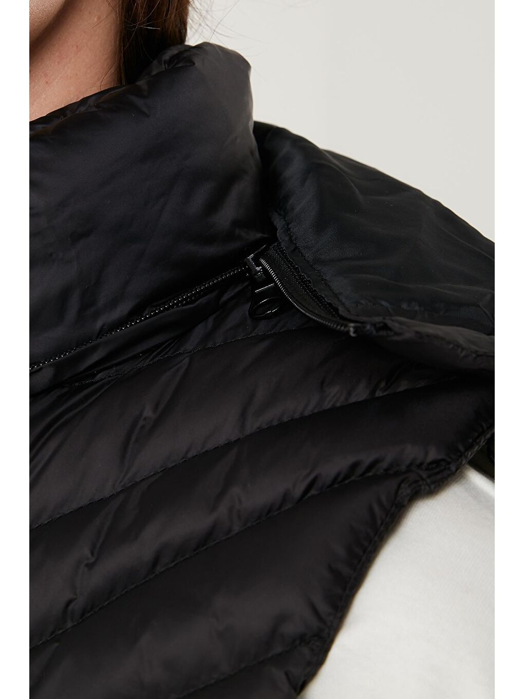 Siyah Slim Fit Fermuarlı Çıkarılabilir Kapüşonlu Şişme Yelek 497HIRA-4