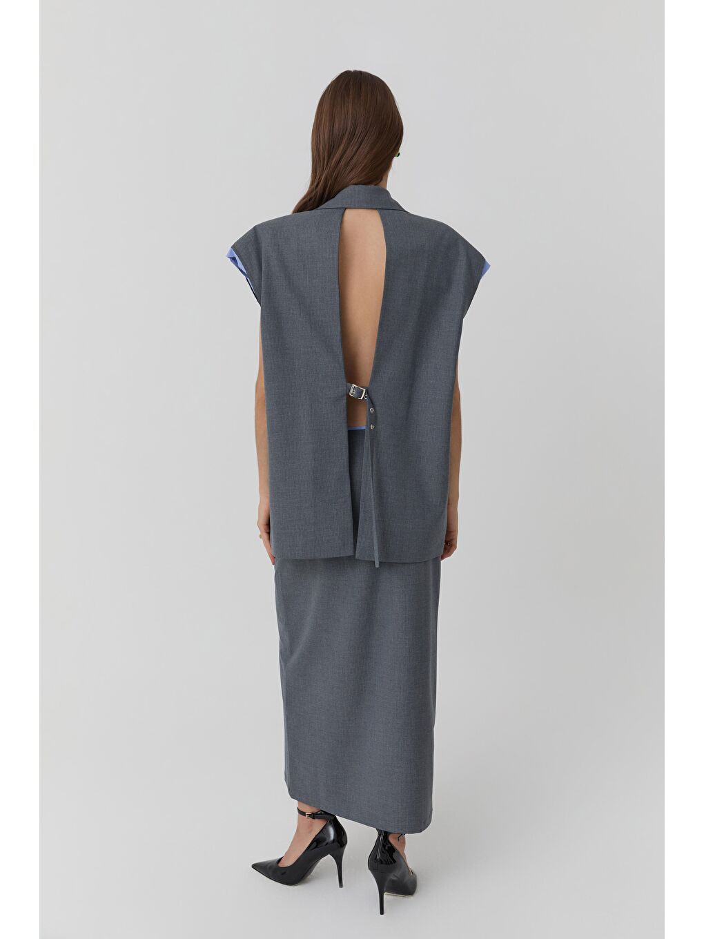 Garni Detaylı Sırt Dekolteli Düğmeli Yelek Gri-4