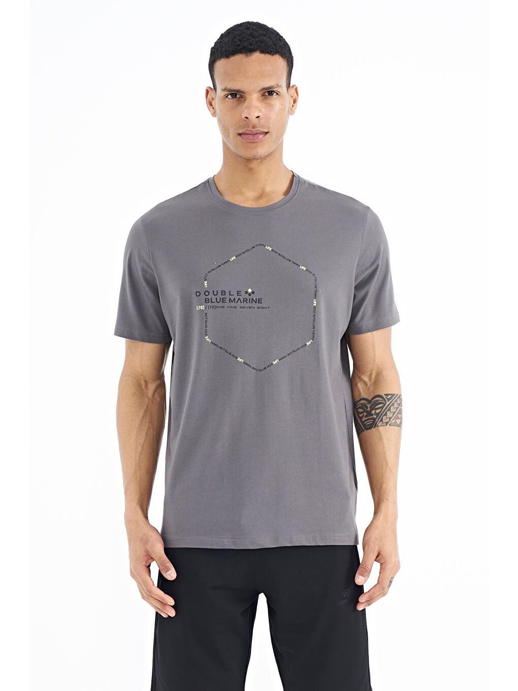Koyu Gri Yazı Geometri Basklı Standart Kalıp Erkek Tişört - 88198