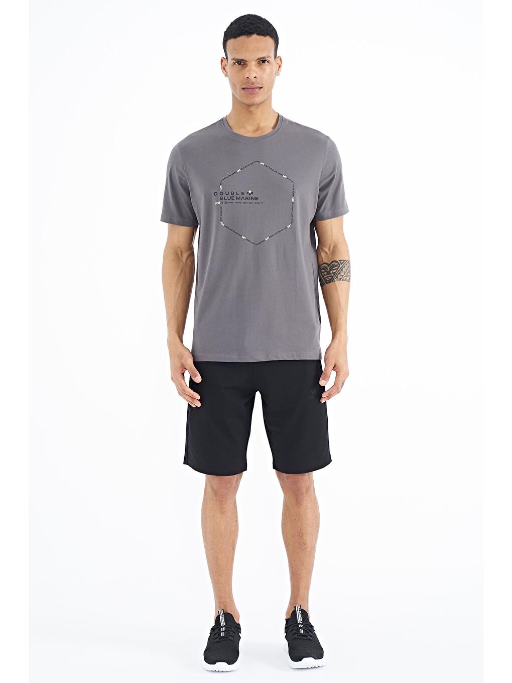 Koyu Gri Yazı Geometri Basklı Standart Kalıp Erkek Tişört - 88198-2