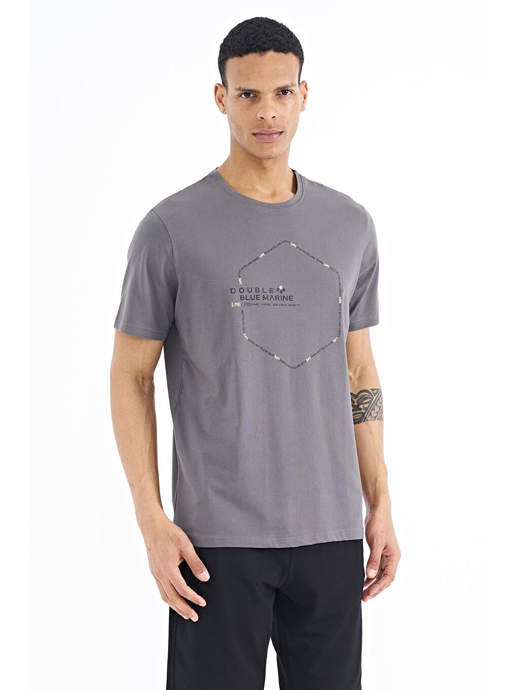 Koyu Gri Yazı Geometri Basklı Standart Kalıp Erkek Tişört - 88198-4