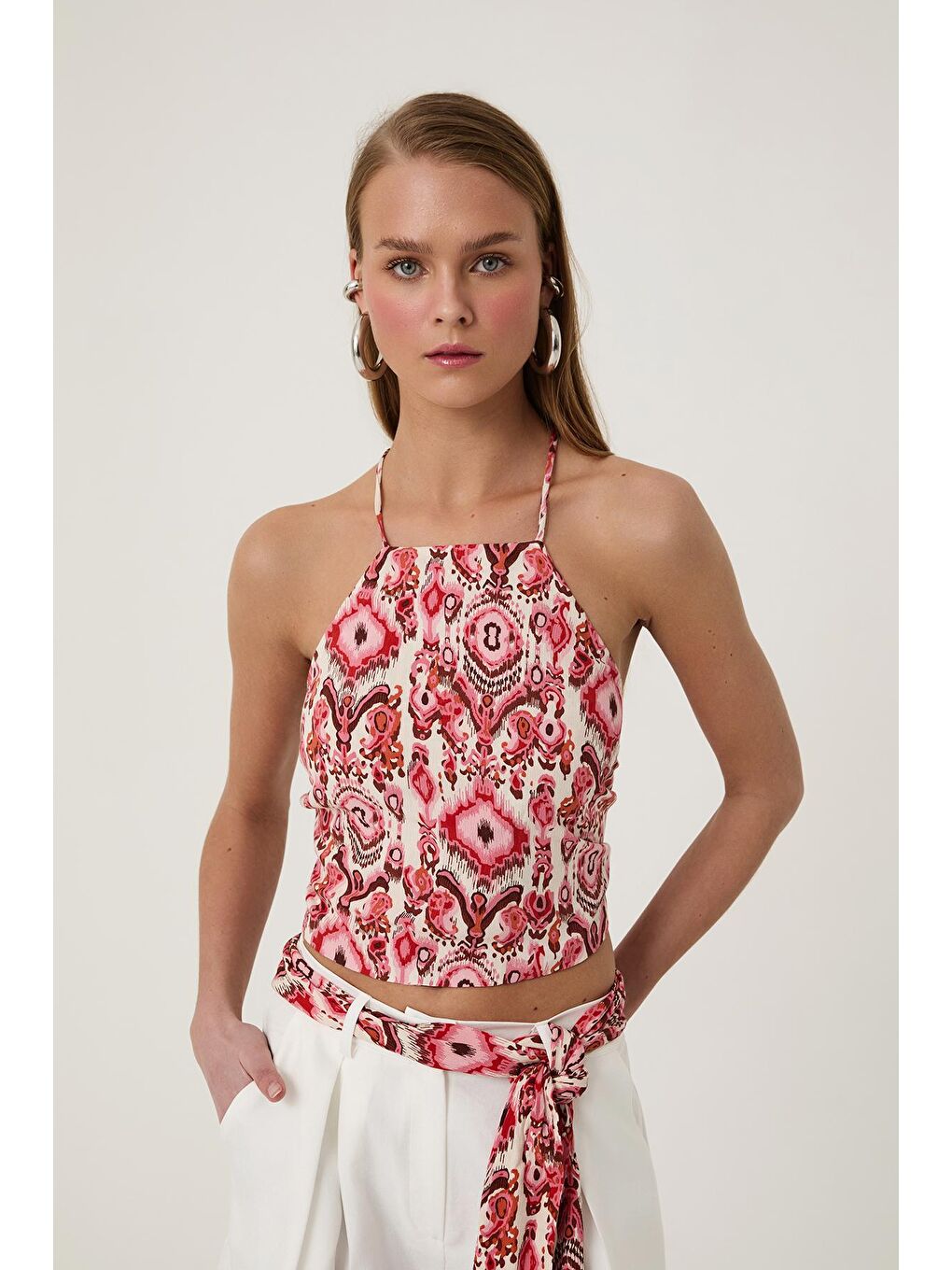 Sırtı Bağlama Detaylı Desenli Bluz Kırmızı