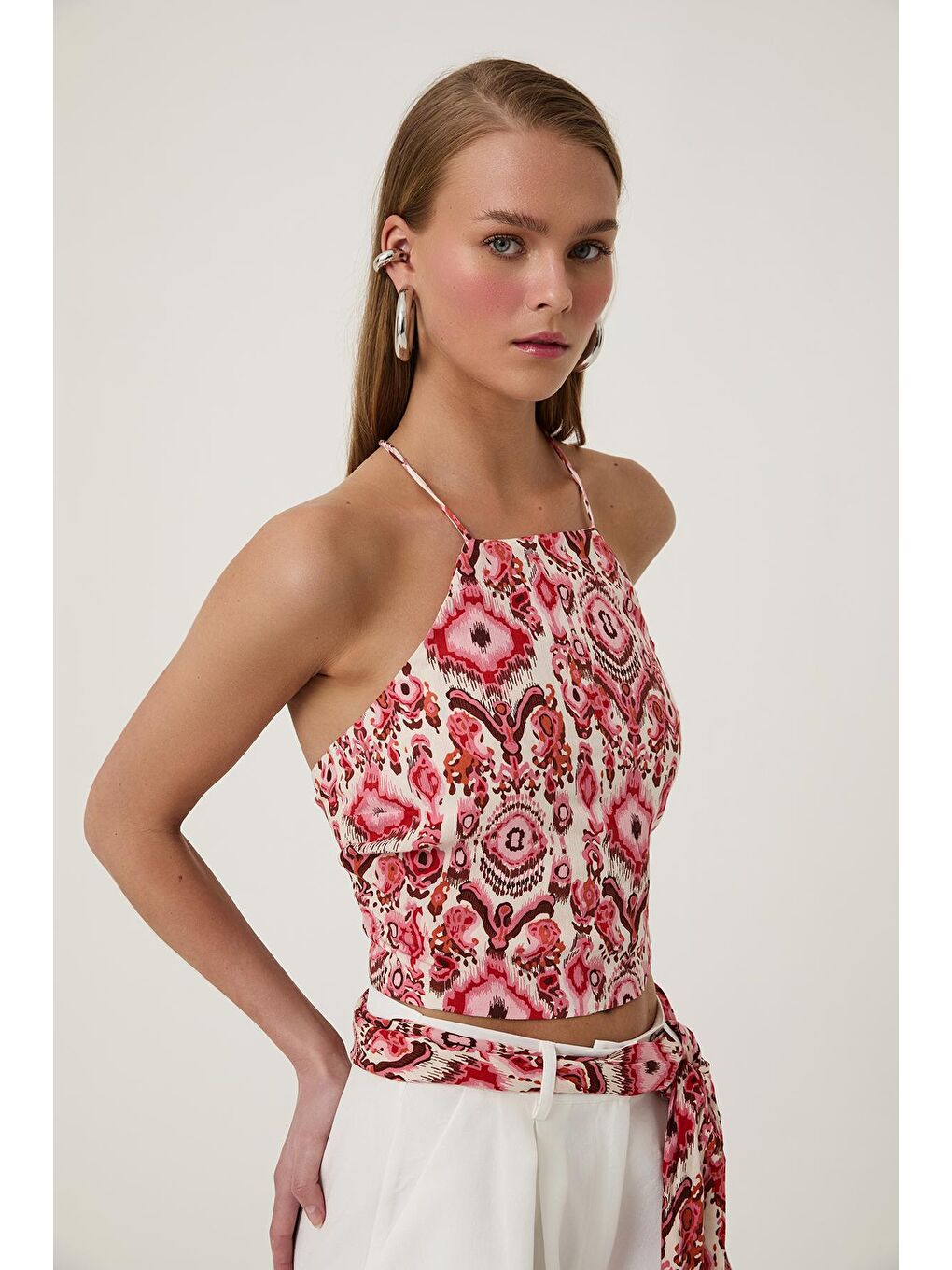 Sırtı Bağlama Detaylı Desenli Bluz Kırmızı-2