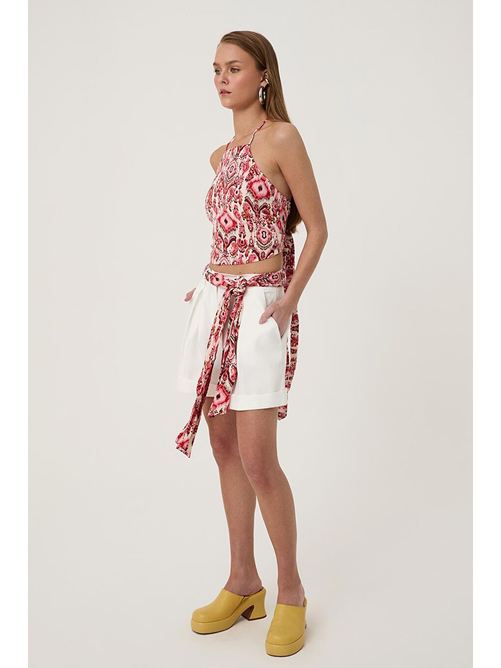 Sırtı Bağlama Detaylı Desenli Bluz Kırmızı-3