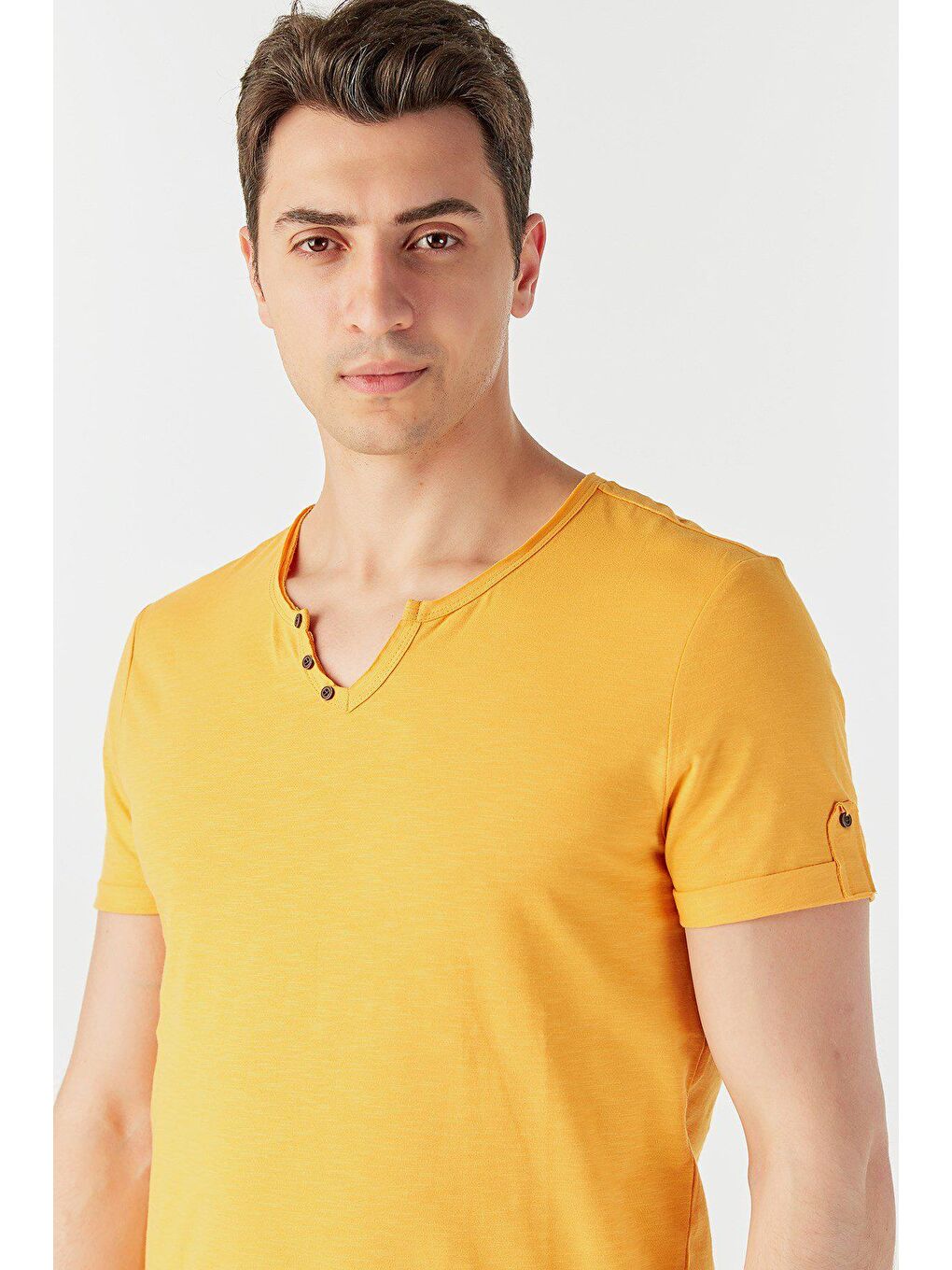 Sarı Yakası Düğmeli Basic Tişört-1