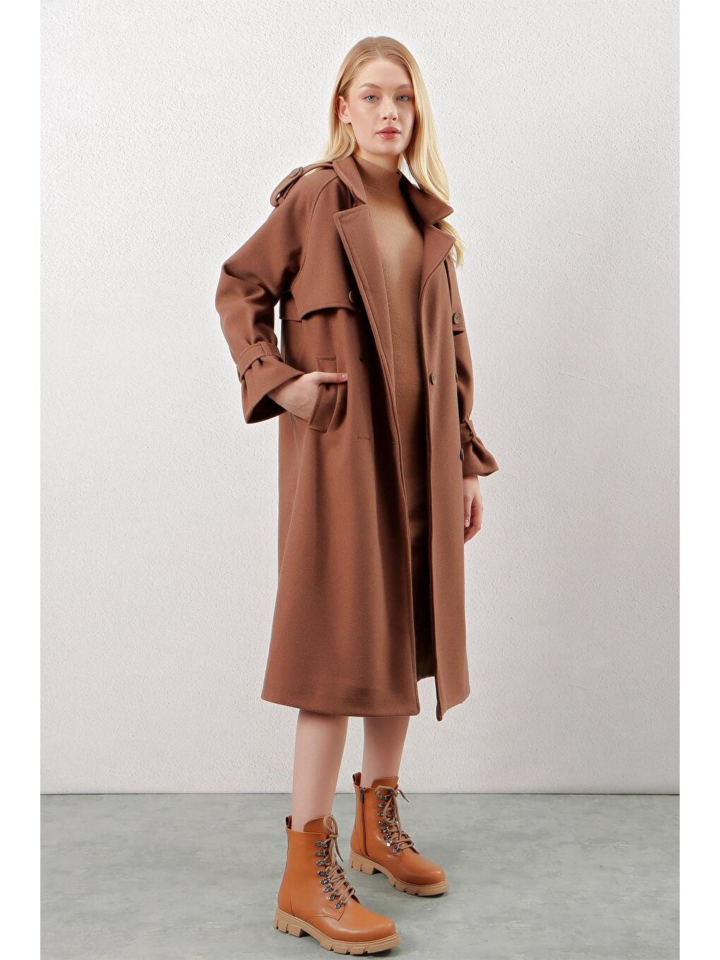 Kahverengi Çift Düğmeli Apoletli Cepli Uzun Kaşe Kaban-3