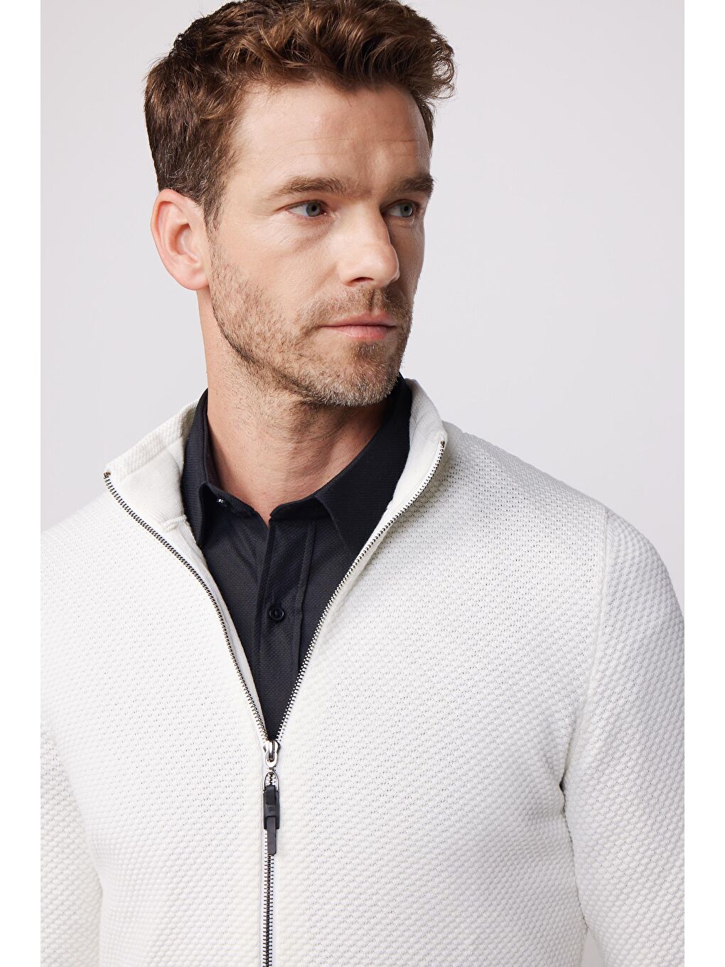 Erkek Standart Fit Normal Kesim Desenli Yarım Balıkçı Yaka Fermuarlı Beyaz Hırka-1