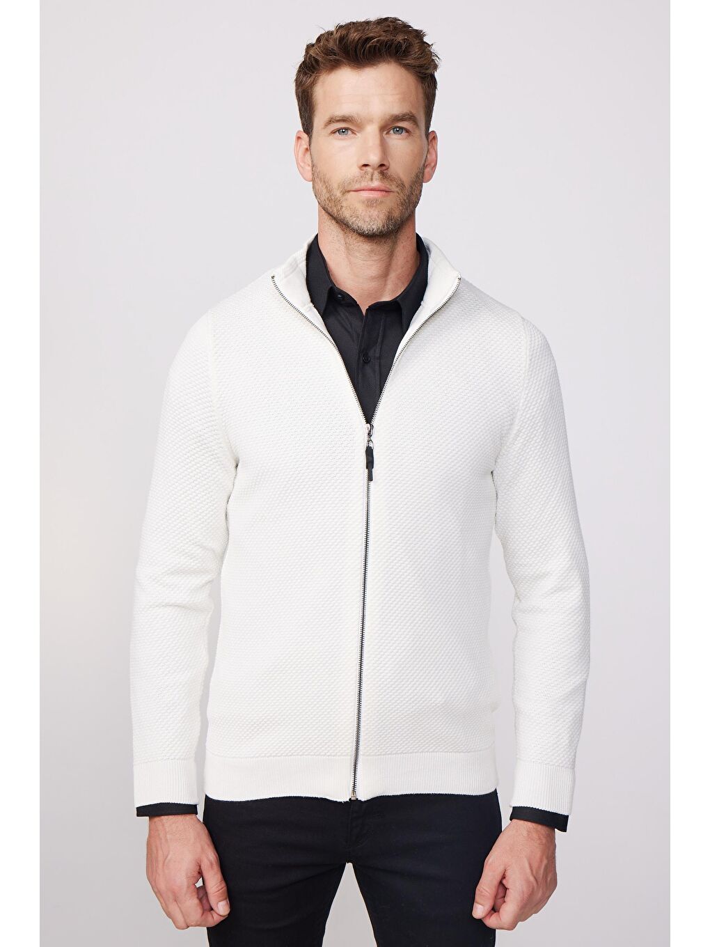 Erkek Standart Fit Normal Kesim Desenli Yarım Balıkçı Yaka Fermuarlı Beyaz Hırka-2