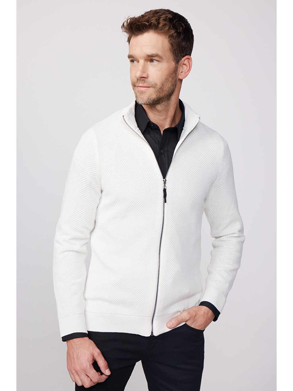 Erkek Standart Fit Normal Kesim Desenli Yarım Balıkçı Yaka Fermuarlı Beyaz Hırka-3