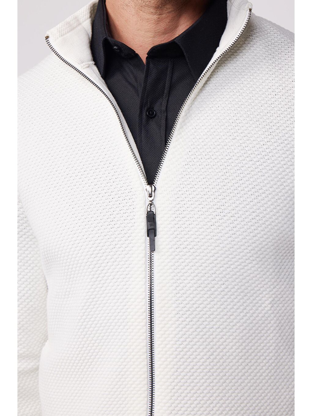 Erkek Standart Fit Normal Kesim Desenli Yarım Balıkçı Yaka Fermuarlı Beyaz Hırka-4