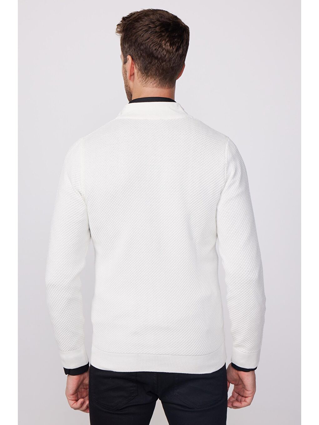 Erkek Standart Fit Normal Kesim Desenli Yarım Balıkçı Yaka Fermuarlı Beyaz Hırka-5