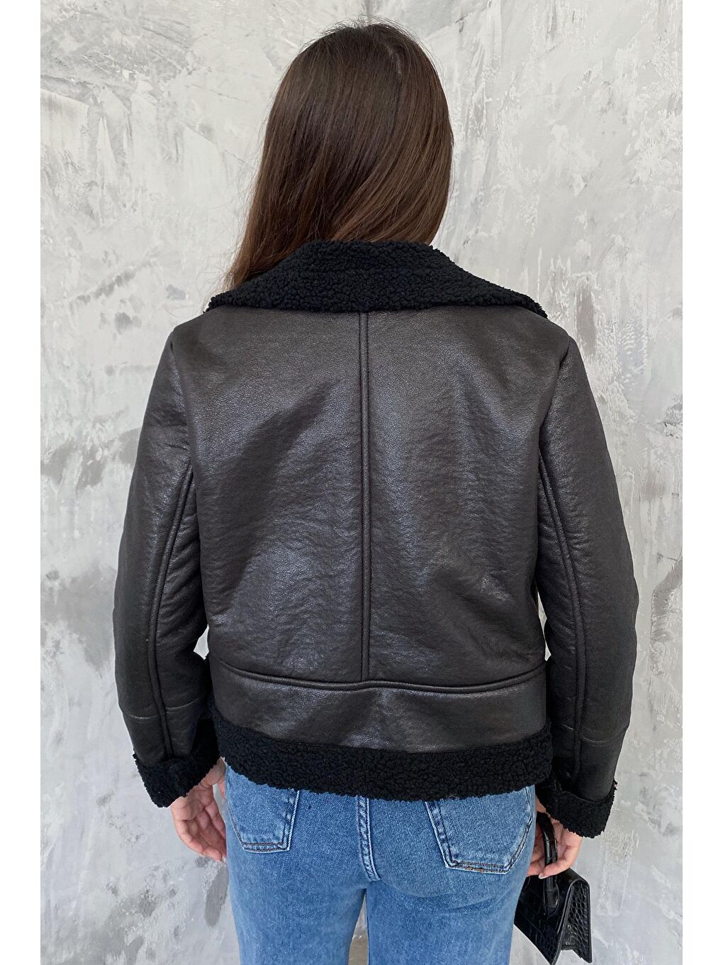 Kadın Siyah Kruvaze Yaka İçi Kürklü Suni Deri Mont Ceket-4