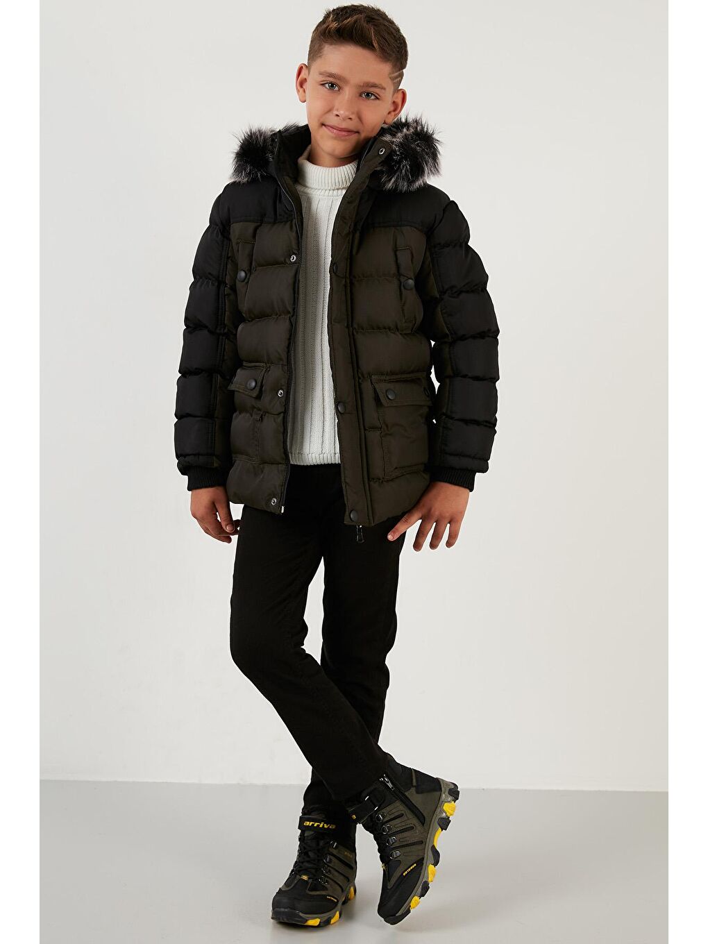 Siyah İçi Peluş Astarlı Çıkarılabilir Suni Tüylü Kapüşonlu Şişme Mont 5760054-2