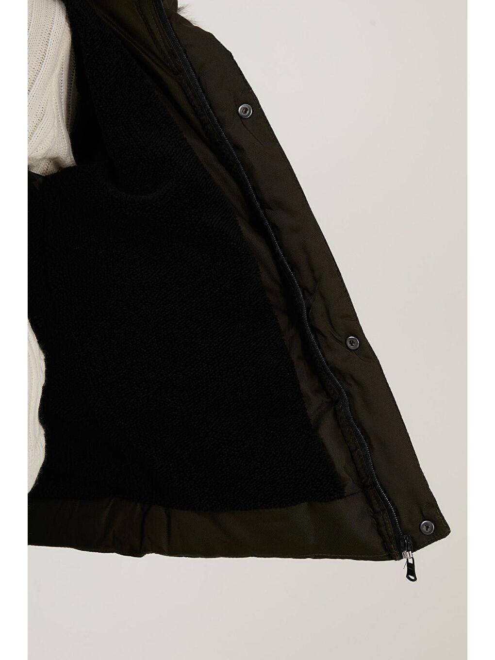 Siyah İçi Peluş Astarlı Çıkarılabilir Suni Tüylü Kapüşonlu Şişme Mont 5760054-4