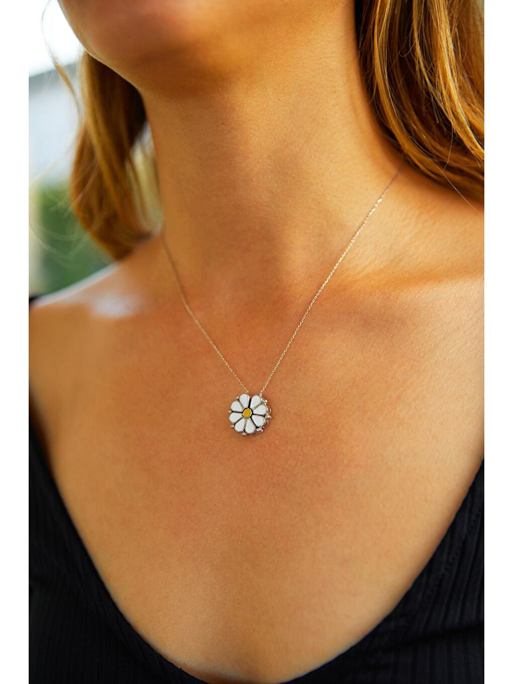 Kadın Beyaz Gümüş Kaplama 925 Ayar Gümüş Mıknatıslı Açılır Papatya Kolye