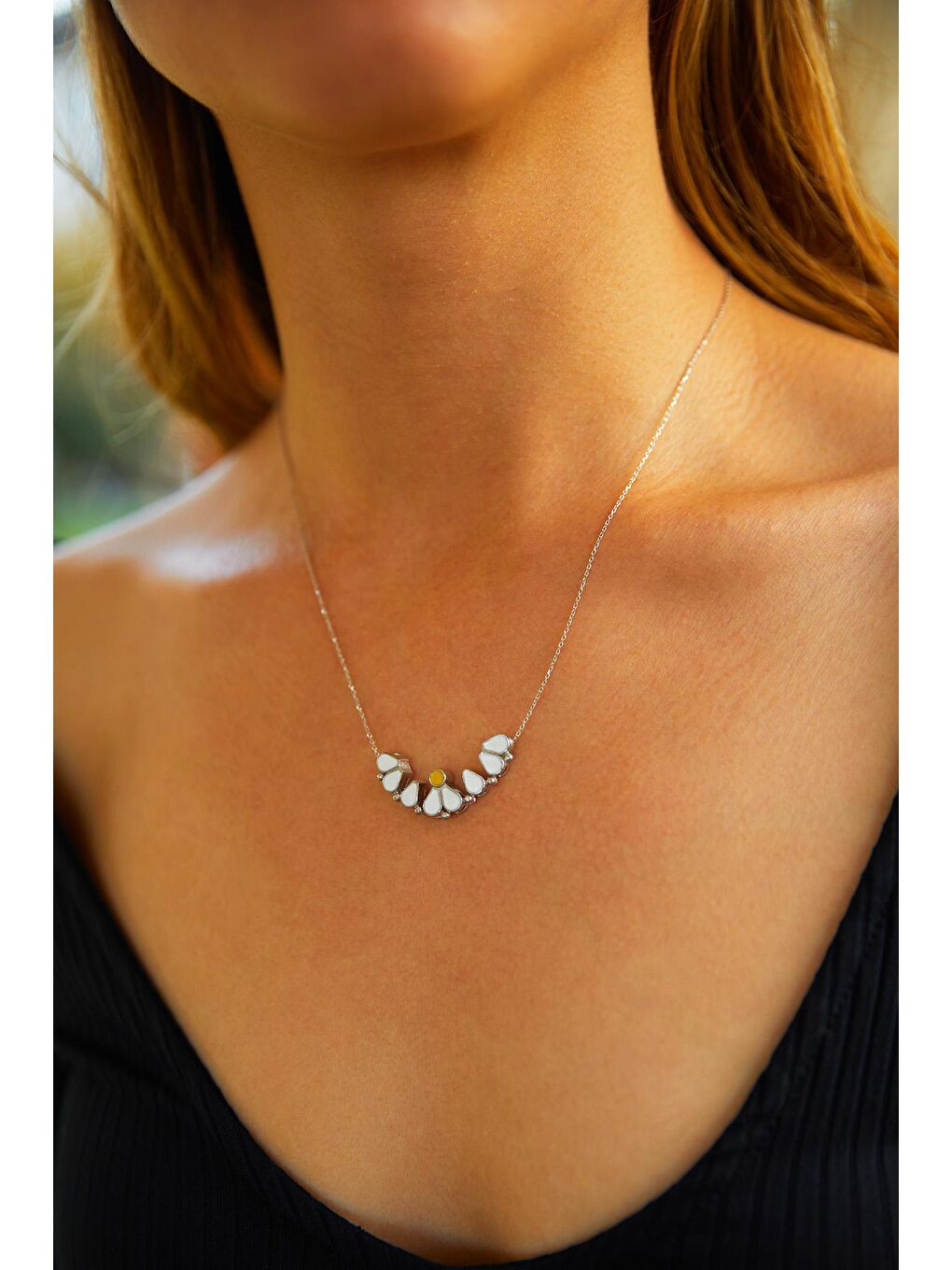 Kadın Beyaz Gümüş Kaplama 925 Ayar Gümüş Mıknatıslı Açılır Papatya Kolye-1