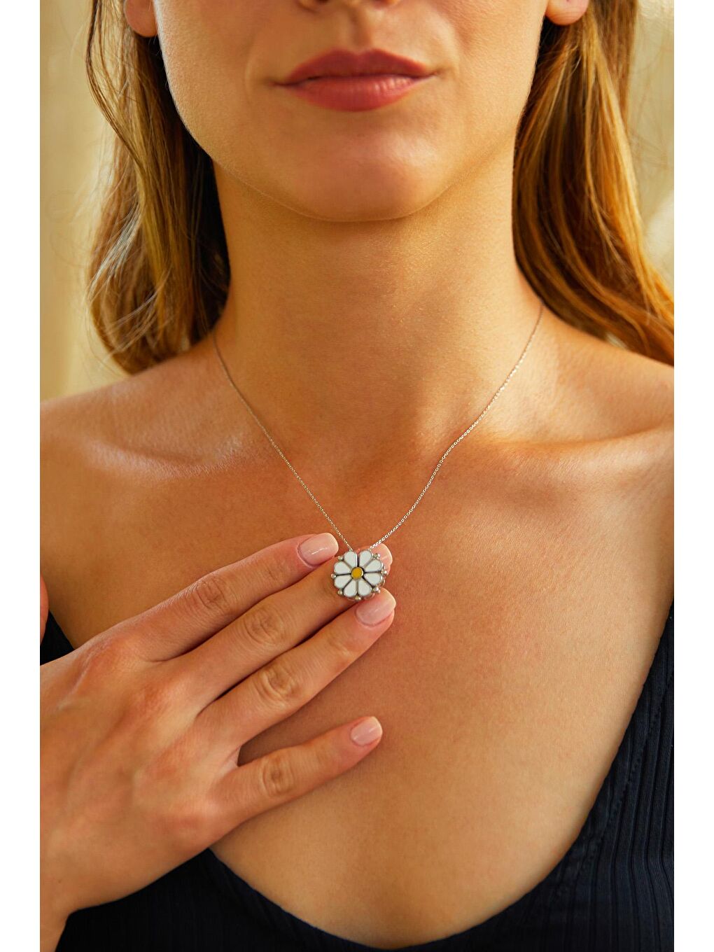 Kadın Beyaz Gümüş Kaplama 925 Ayar Gümüş Mıknatıslı Açılır Papatya Kolye-2