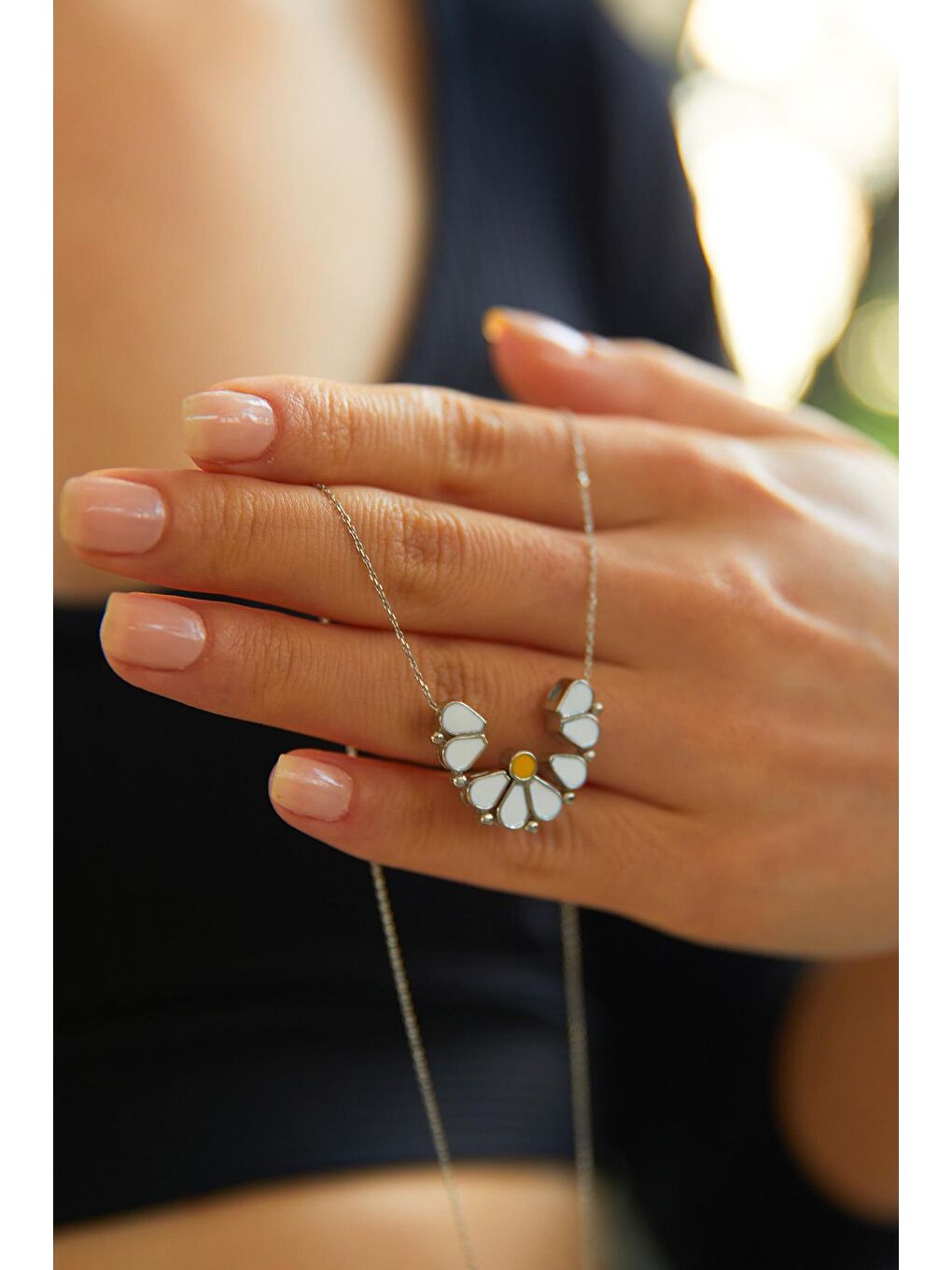 Kadın Beyaz Gümüş Kaplama 925 Ayar Gümüş Mıknatıslı Açılır Papatya Kolye-3