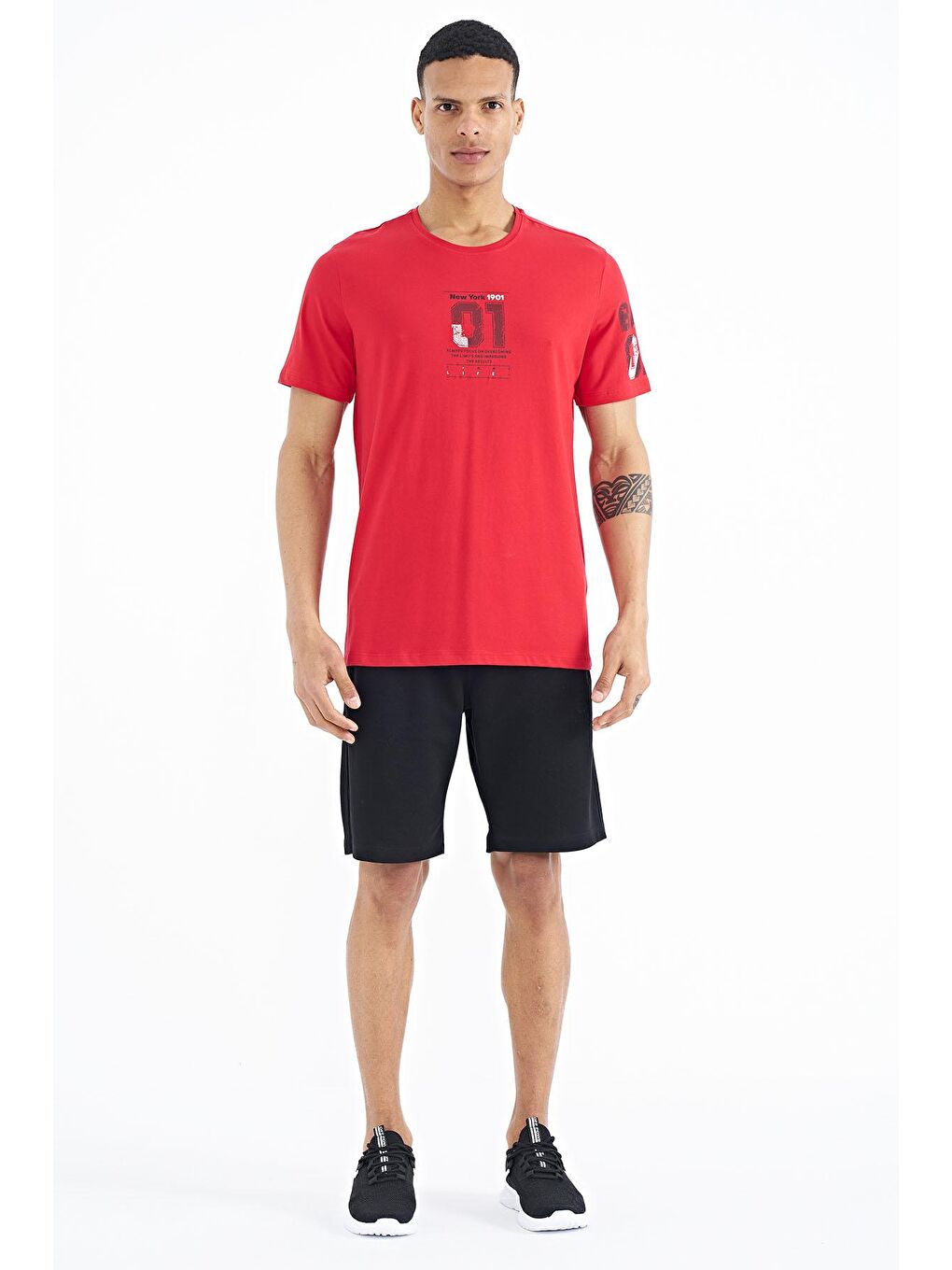 Kırmızı Ön ve Tek Kol Baskı Detaylı O Yaka Erkek Tişört - 88176-1