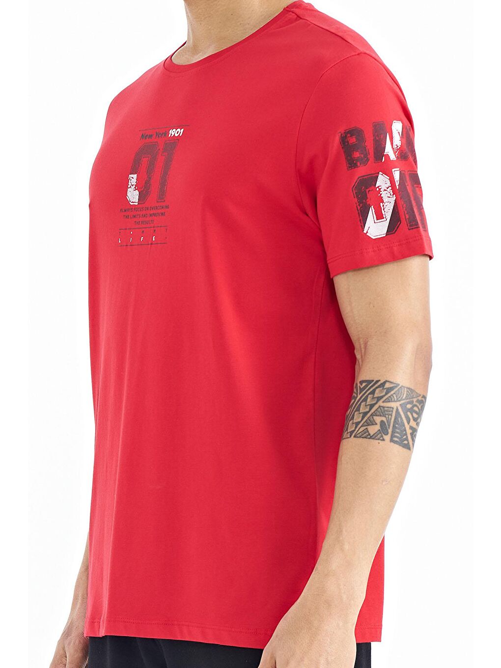 Kırmızı Ön ve Tek Kol Baskı Detaylı O Yaka Erkek Tişört - 88176-2